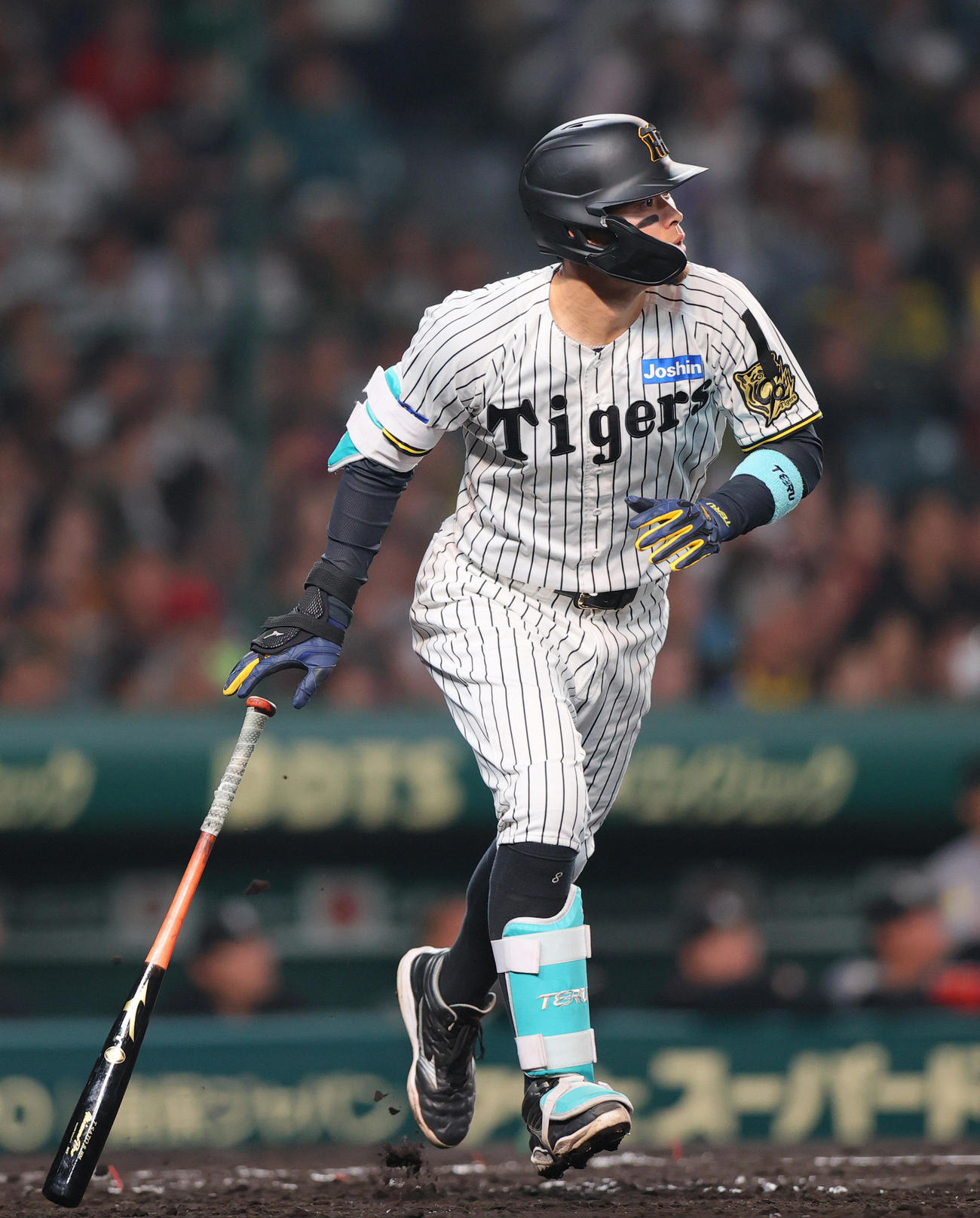 阪神対巨人　3回裏阪神1死一、二塁、佐藤輝は中越え3点本塁打を放つ（撮影・上山淳一）