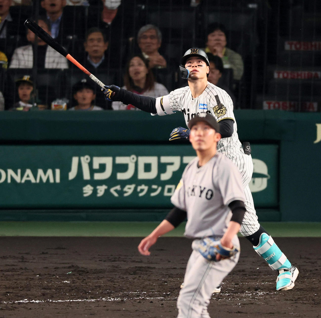 阪神対巨人　3回裏阪神1死一、二塁、佐藤輝は中越え3点本塁打を放つ。投手赤星（撮影・加藤哉）