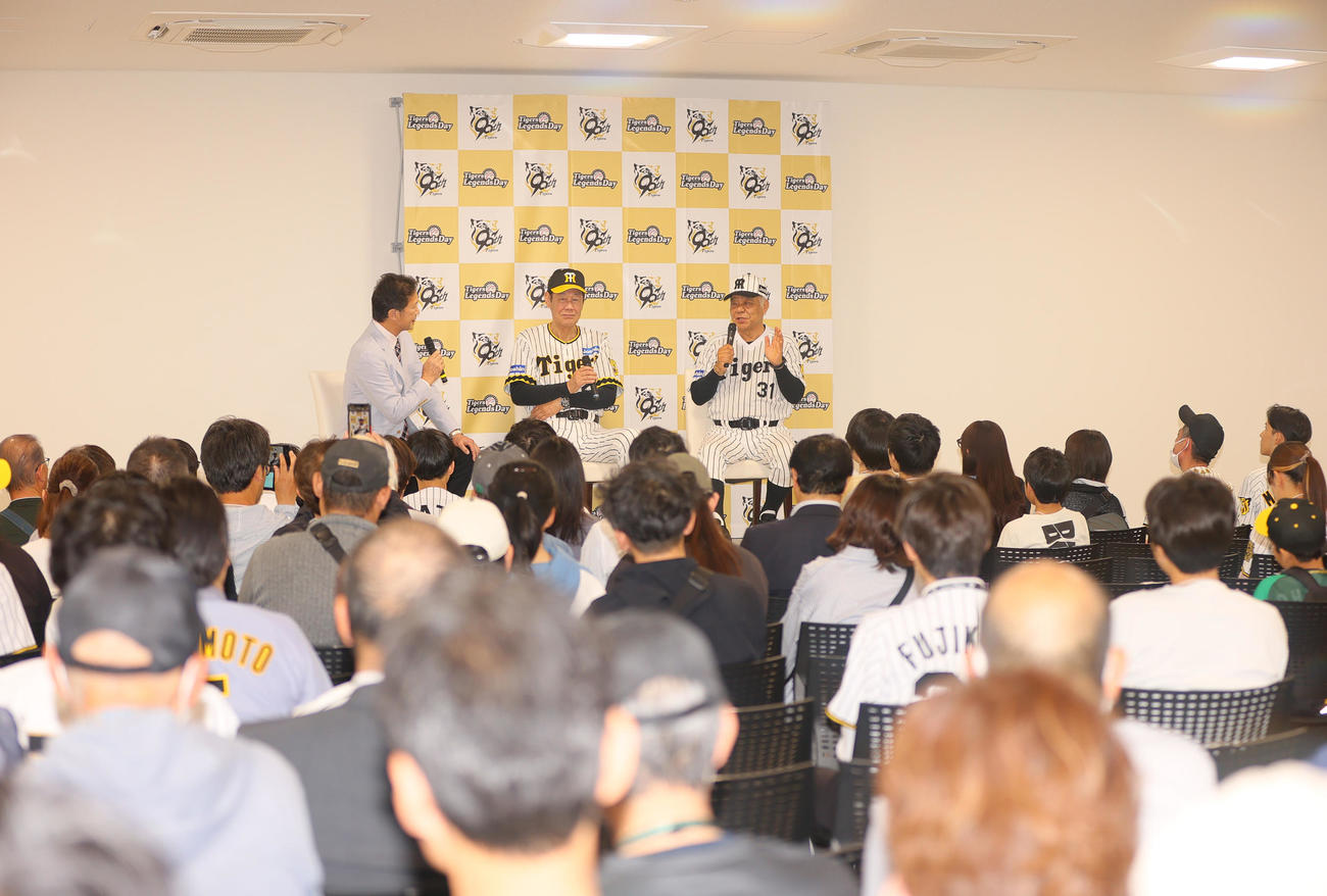 甲子園歴史館でトークショーする阪神OB田淵氏（中央）と阪神掛布OB会長（右）（撮影・上山淳一）