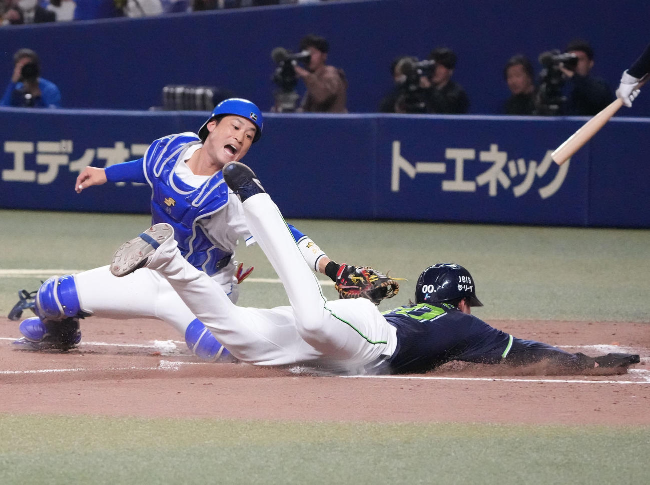 中日対ヤクルト　3回表ヤクルト2死一、三塁、重盗の間に生還する赤羽（右）捕手は加藤匠（撮影・森本幸一）