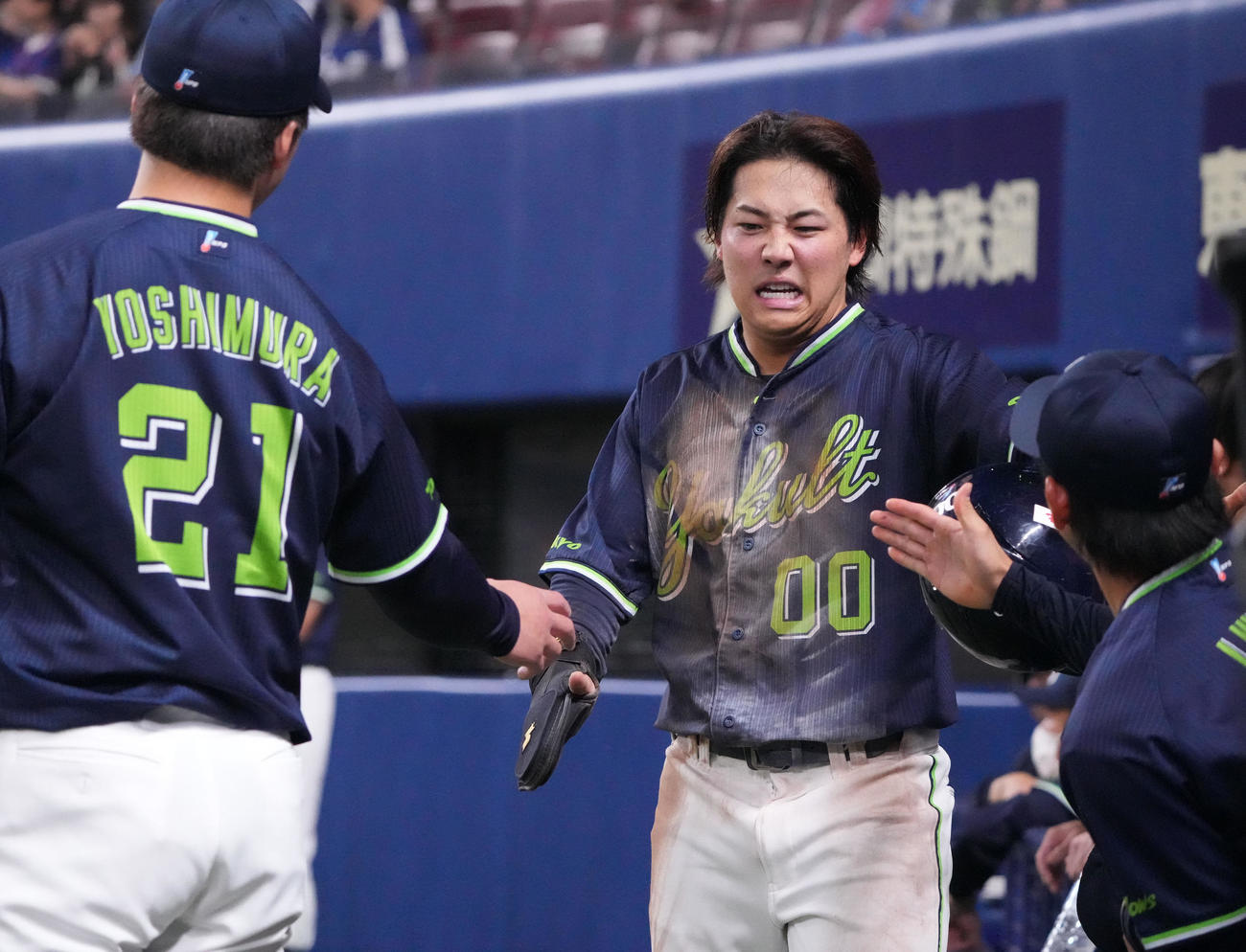 中日対ヤクルト　3回表ヤクルト2死一、三塁、重盗の間に生還した赤羽（中央）はナインとタッチを交わす（撮影・森本幸一）