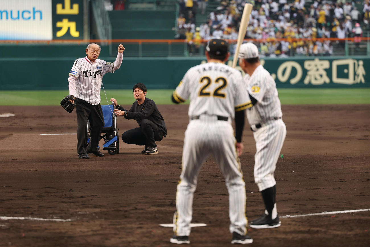 阪神対巨人　ファーストピッチセレモニーを務めた江夏氏。打者掛布氏、捕手田淵氏（撮影・前田充）