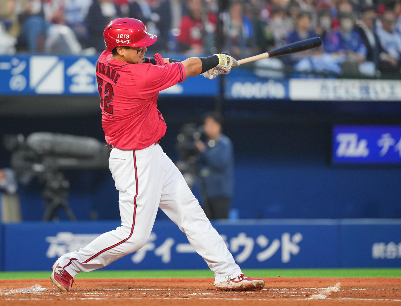 DeNA対広島　2回表広島無死、先制のソロ本塁打を放つ末包（撮影・垰建太）