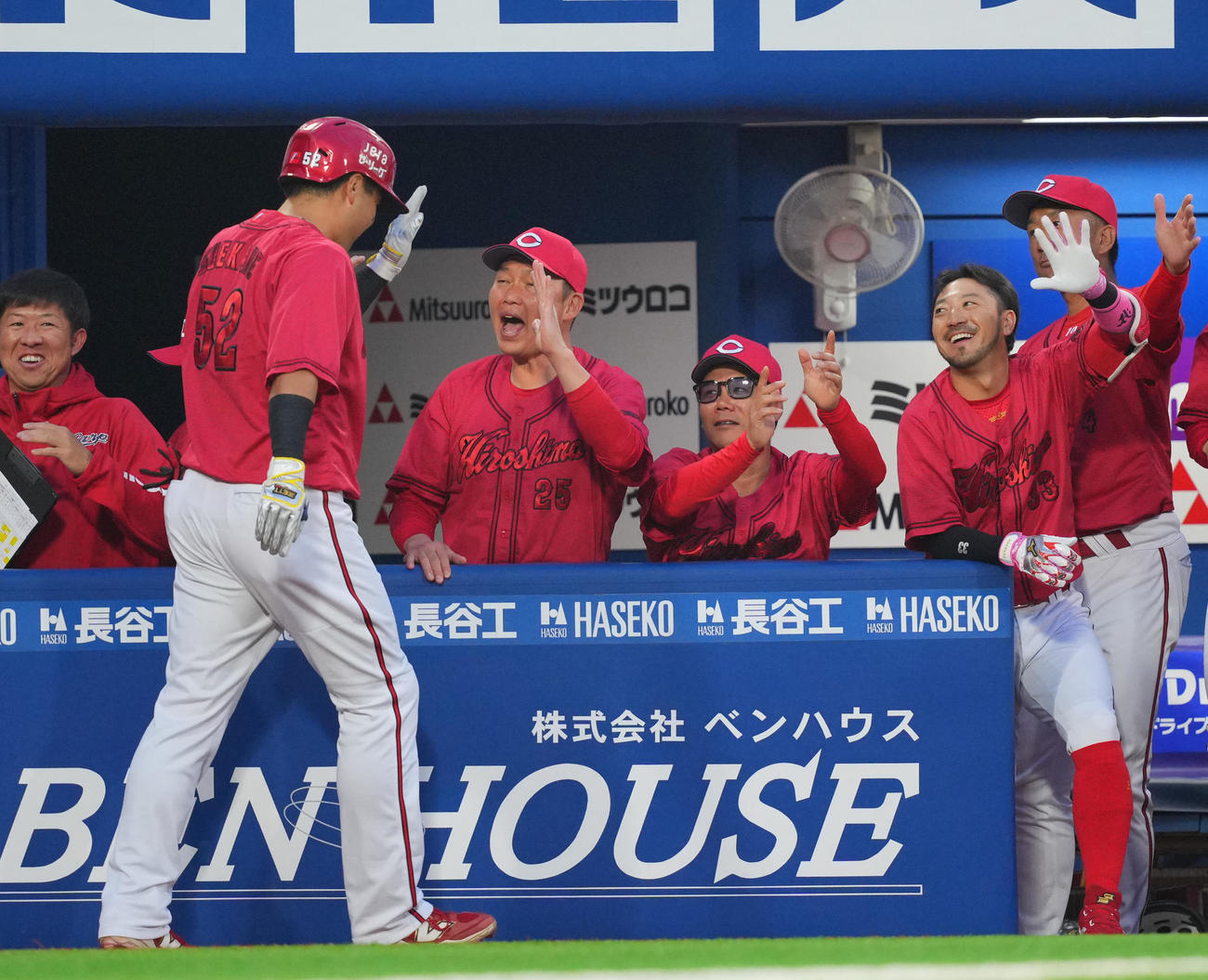 DeNA対広島　2回表広島無死、先制のソロ本塁打を放った末包（左）を出迎える新井監督（中央左）らナイン（撮影・垰建太）