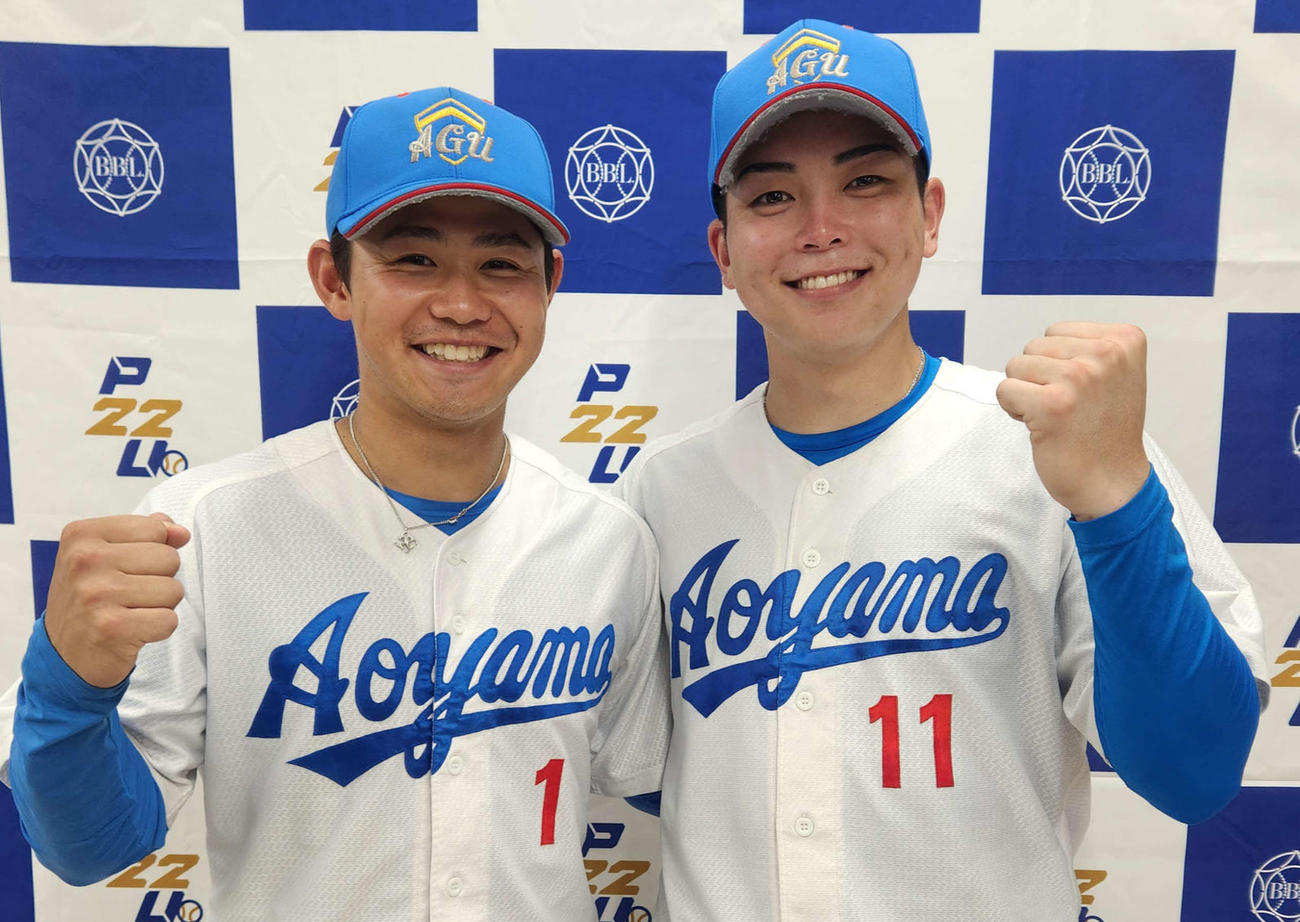 （左から）青学大、決勝打の藤原と、完封勝利の中西（撮影・保坂淑子）