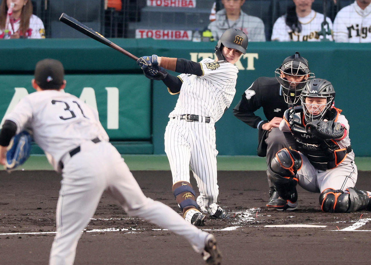 阪神対巨人　1回裏阪神1死、中野は右前打を放つ。投手赤星（撮影・加藤哉）