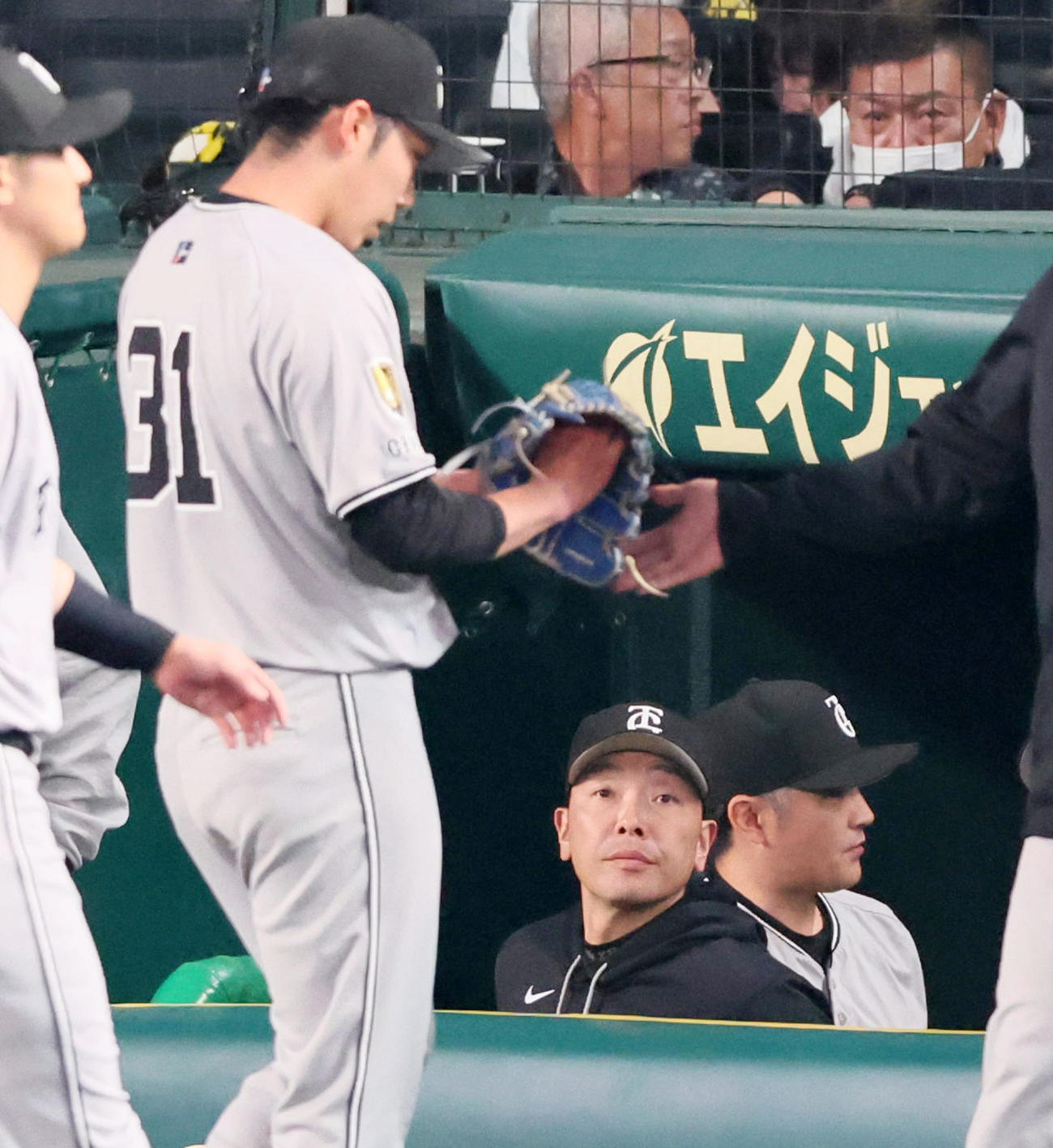 阪神対巨人　3回裏を終えベンチからグラウンドを見る阿部監督。左は引き揚げる先発赤星（撮影・加藤哉）