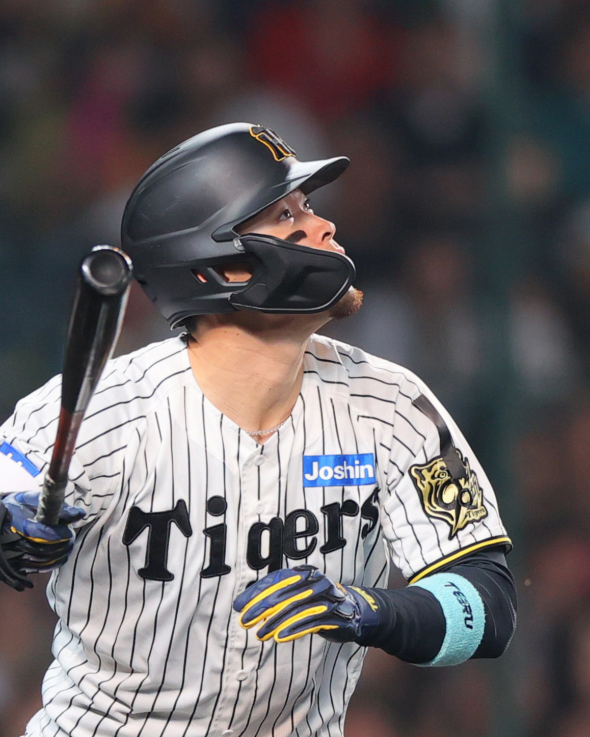 阪神対巨人　3回裏阪神1死一、二塁、佐藤輝は中越え3点本塁打を放つ（撮影・上山淳一）