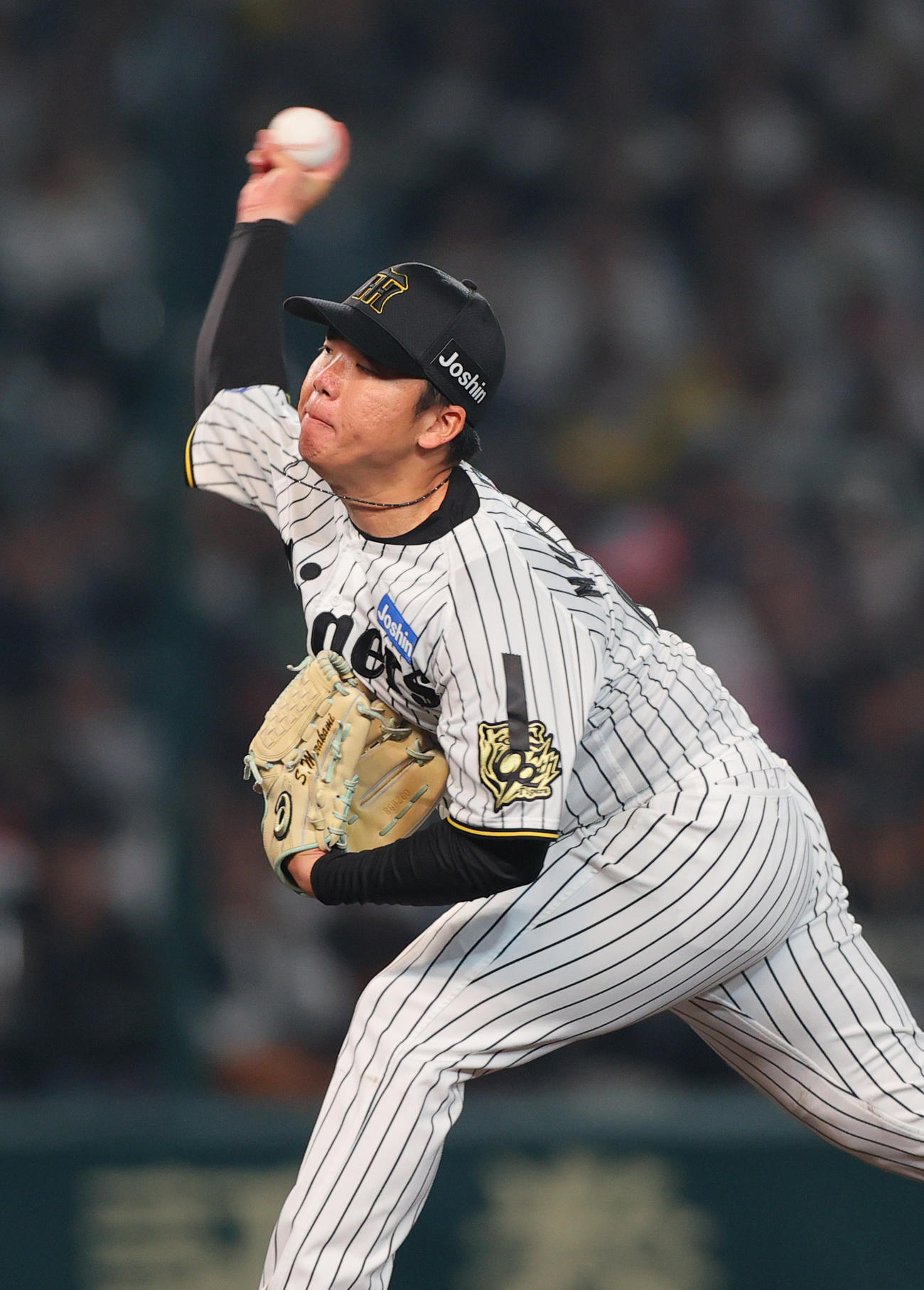 阪神対巨人　5回表、左腕に喪章を着け、力投する阪神先発の村上（撮影・上山淳一）
