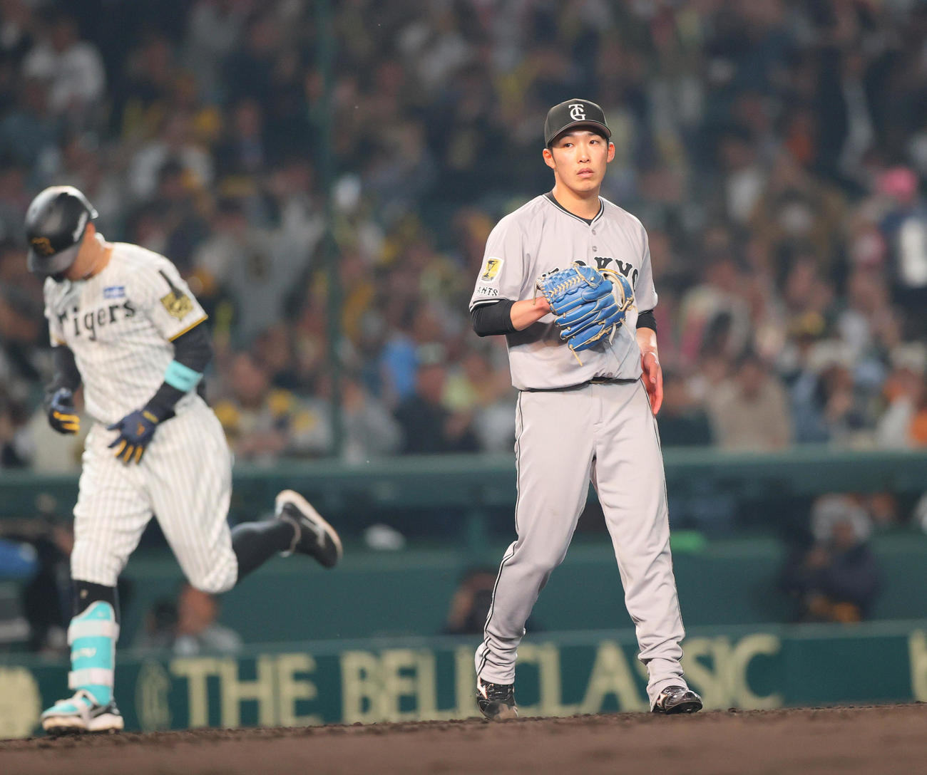阪神対巨人　3回裏阪神1死一、二塁、赤星（手前）は佐藤輝に中越え3点本塁打を被弾する（撮影・上山淳一）