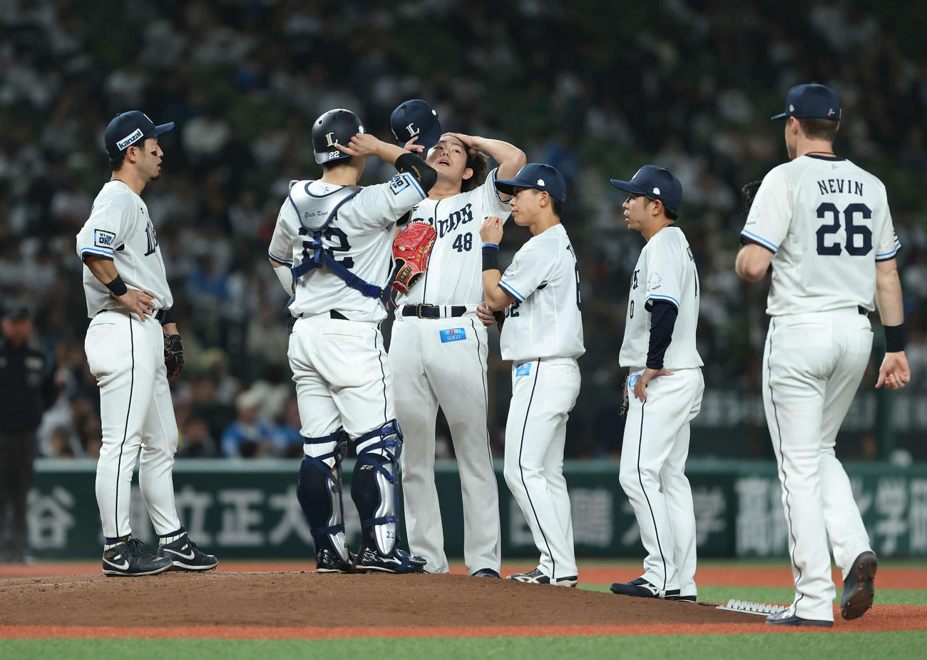 西武対オリックス　6回表オリックス2死一、二塁、マウンドに集まる今井（中央）ら西武ナイン（撮影・河田真司）
