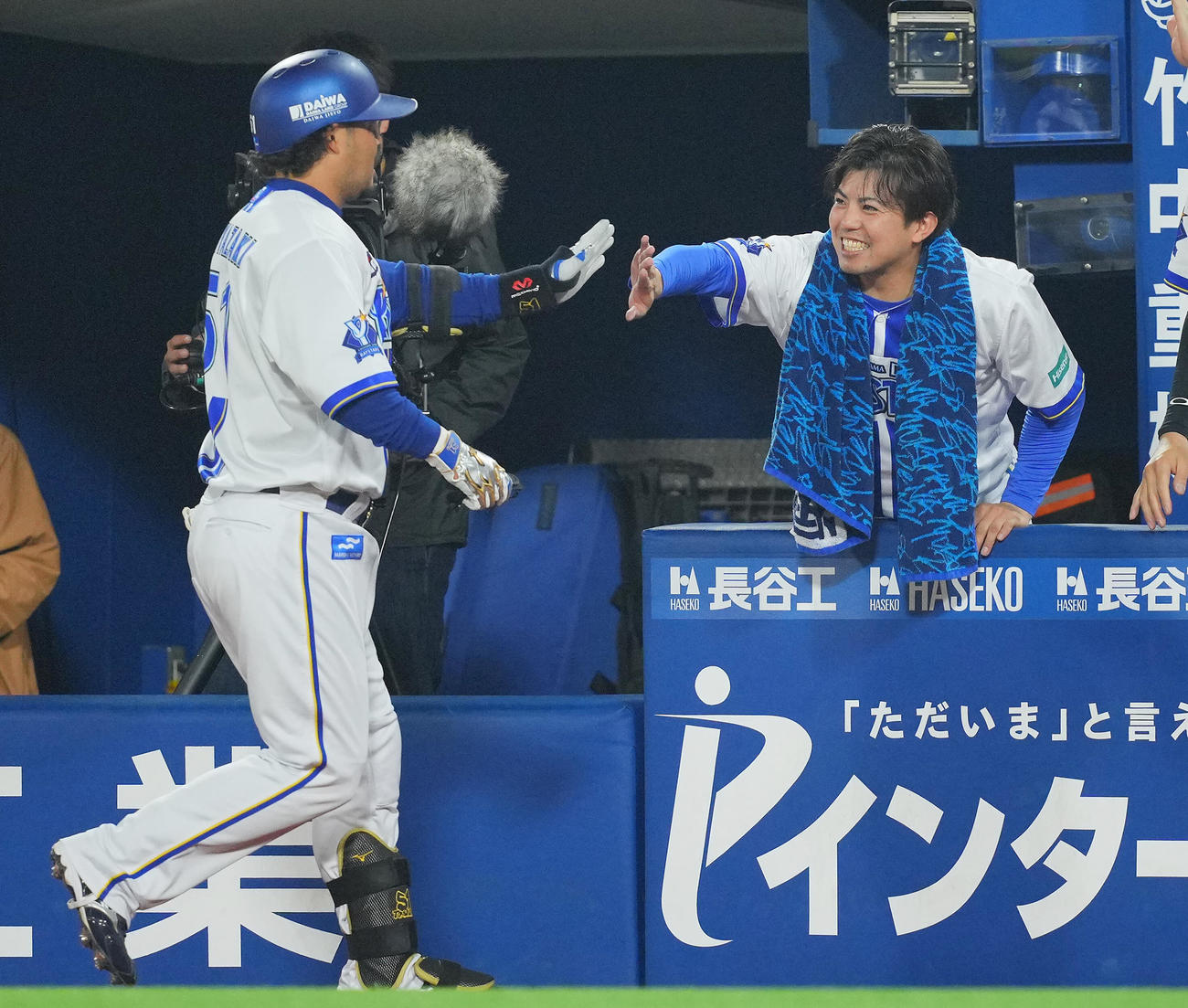 DeNA対広島　7回裏DeNA2死一、三塁、相手の適時失策を誘う打球を放った代打宮崎（左）と笑顔でタッチを交わす東（撮影・垰建太）