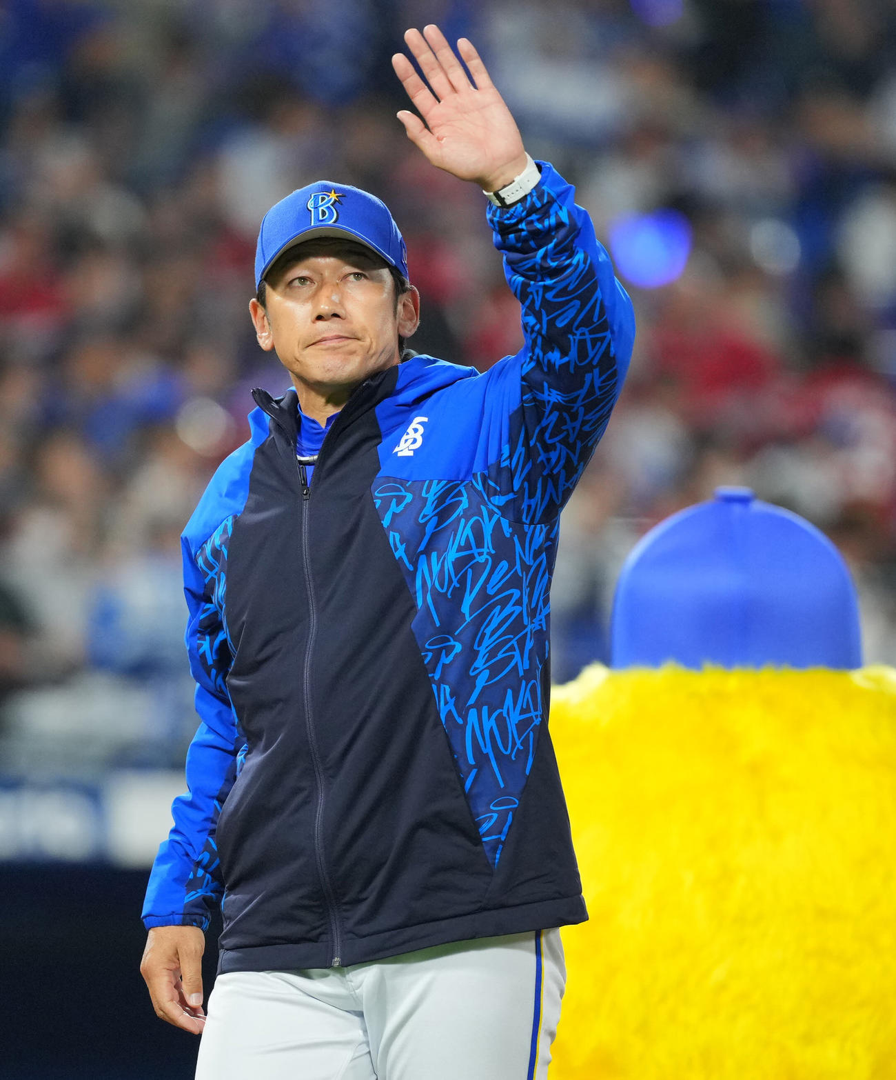 DeNA対広島　広島に勝利しスタンドのファンに手を振るDeNA三浦監督（撮影・垰建太）
