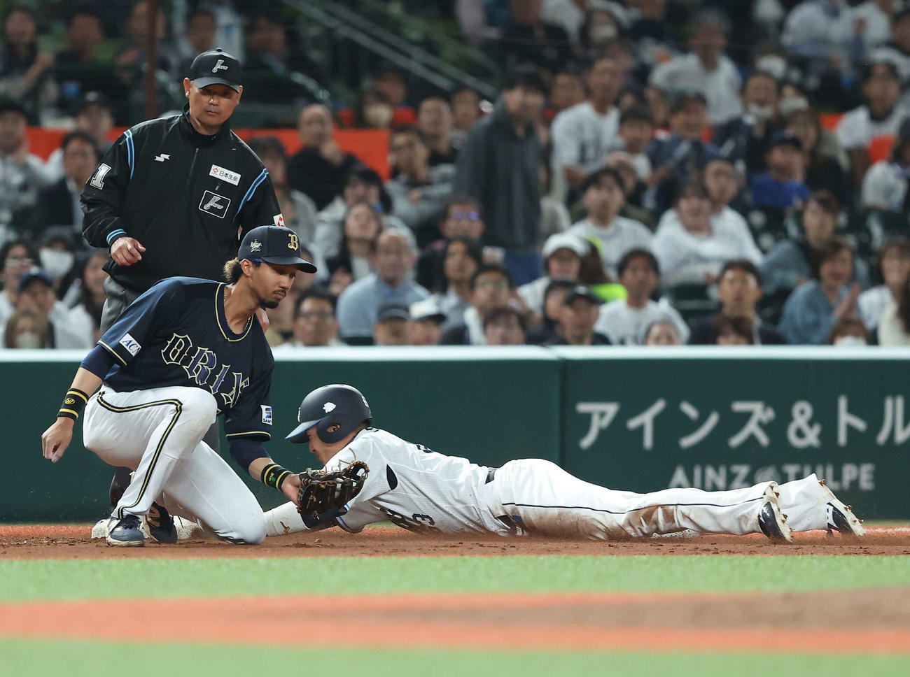西武対オリックス　7回裏西武1死一塁、山崎の暴投で三塁進塁する長谷川（撮影・河田真司）