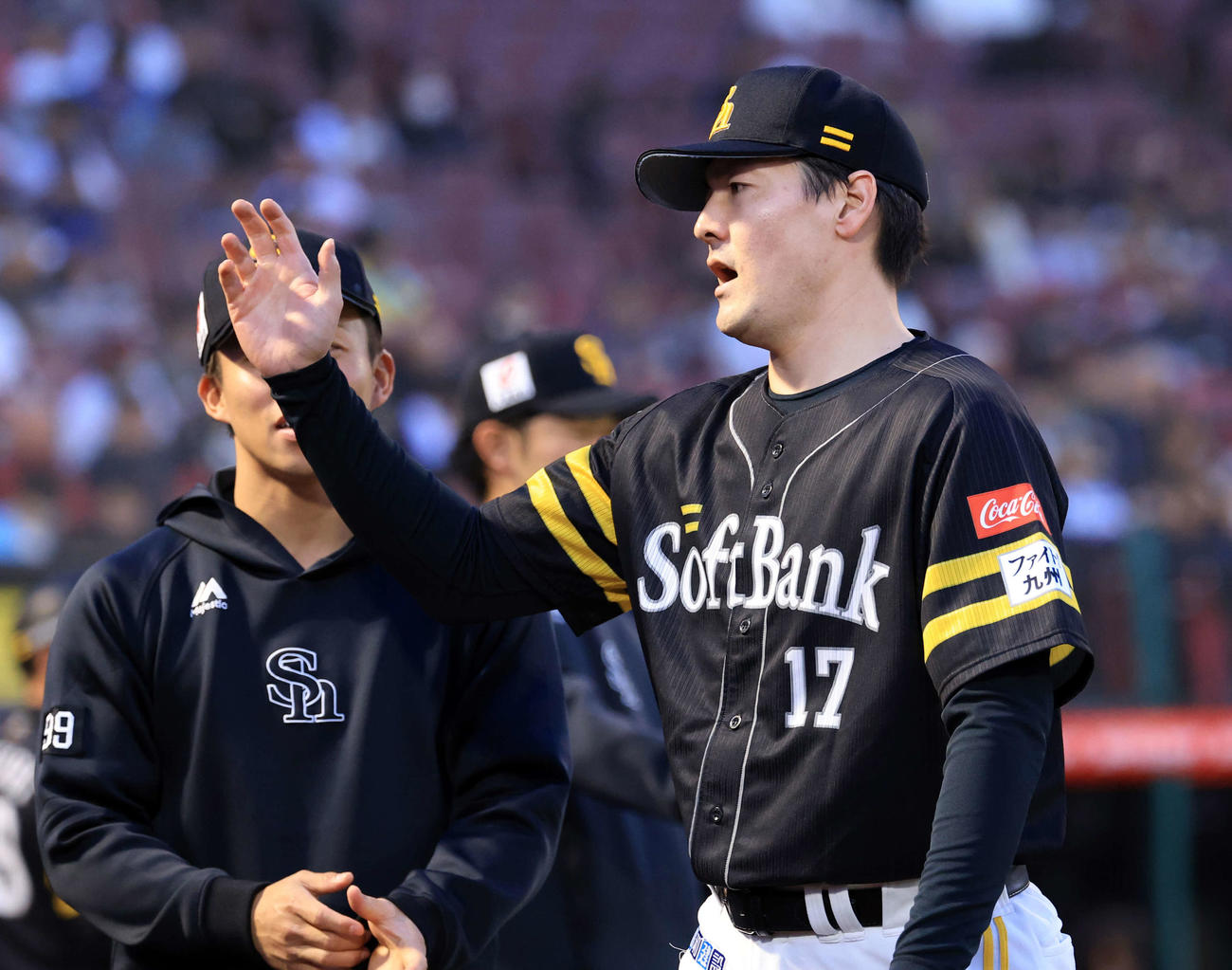 楽天対ソフトバンク　1回裏楽天の攻撃を3人で抑えナインとハイタッチする有原（撮影・浅見桂子）
