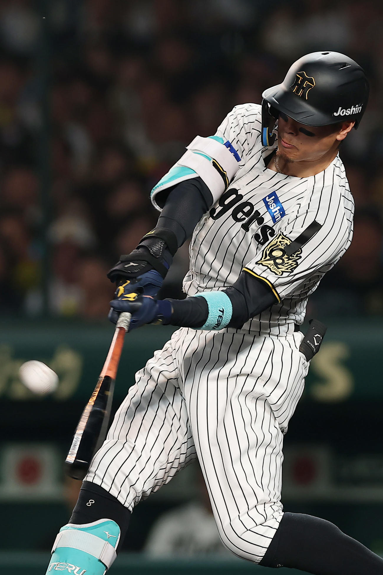 阪神対巨人　3回裏阪神1死一、二塁、中越え3点本塁打を放つ佐藤輝（撮影・前田充）