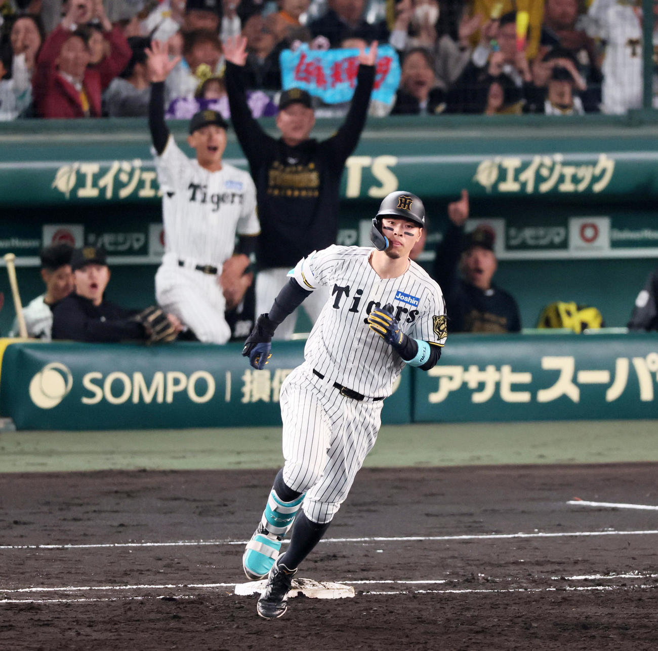 阪神対巨人　3回裏阪神1死一、二塁、佐藤輝は中越え3点本塁打を放つ（撮影・加藤哉）