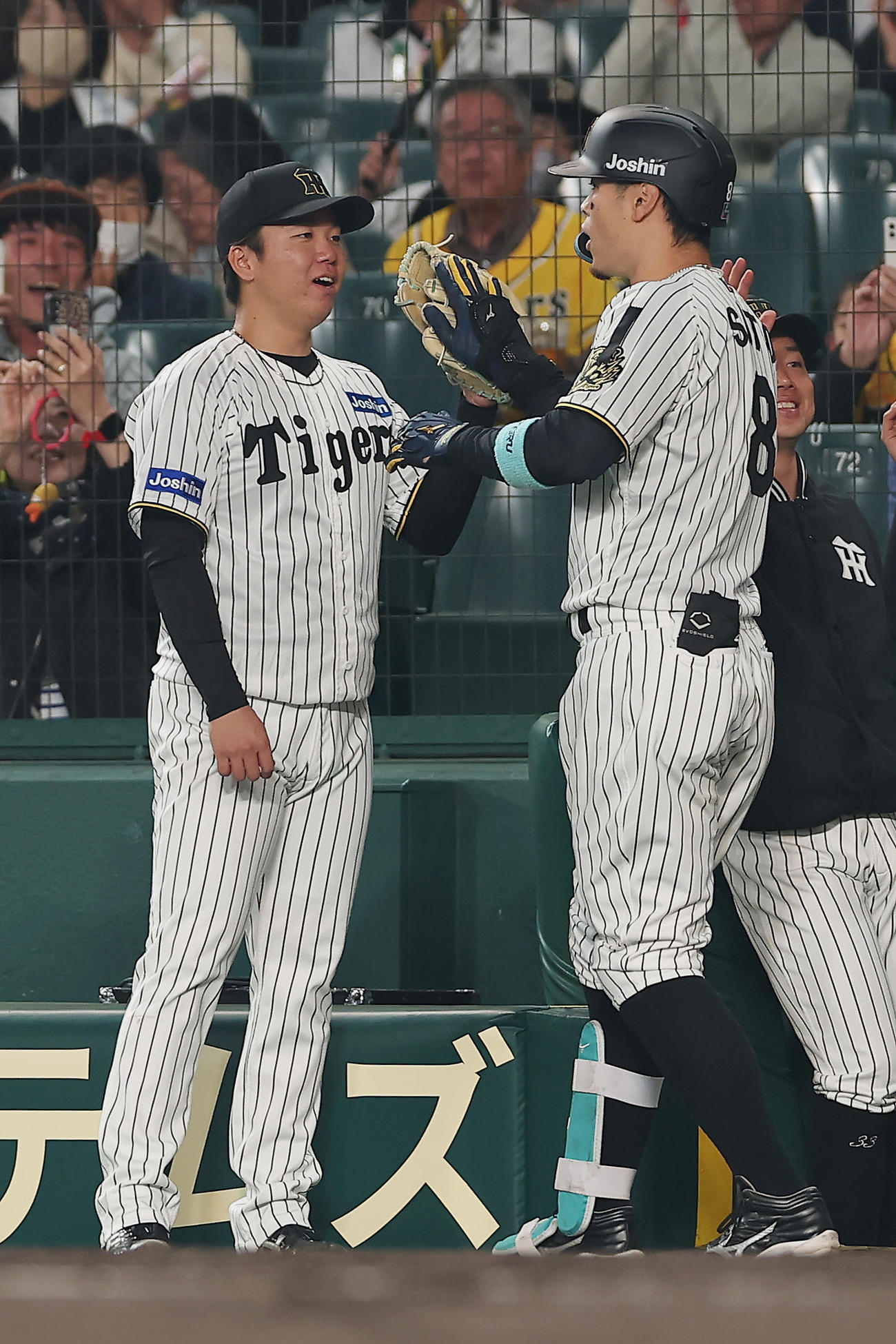 阪神対巨人　3回裏阪神1死一、二塁、中越え3点本塁打を放った佐藤輝（右）を迎える村上（撮影・前田充）
