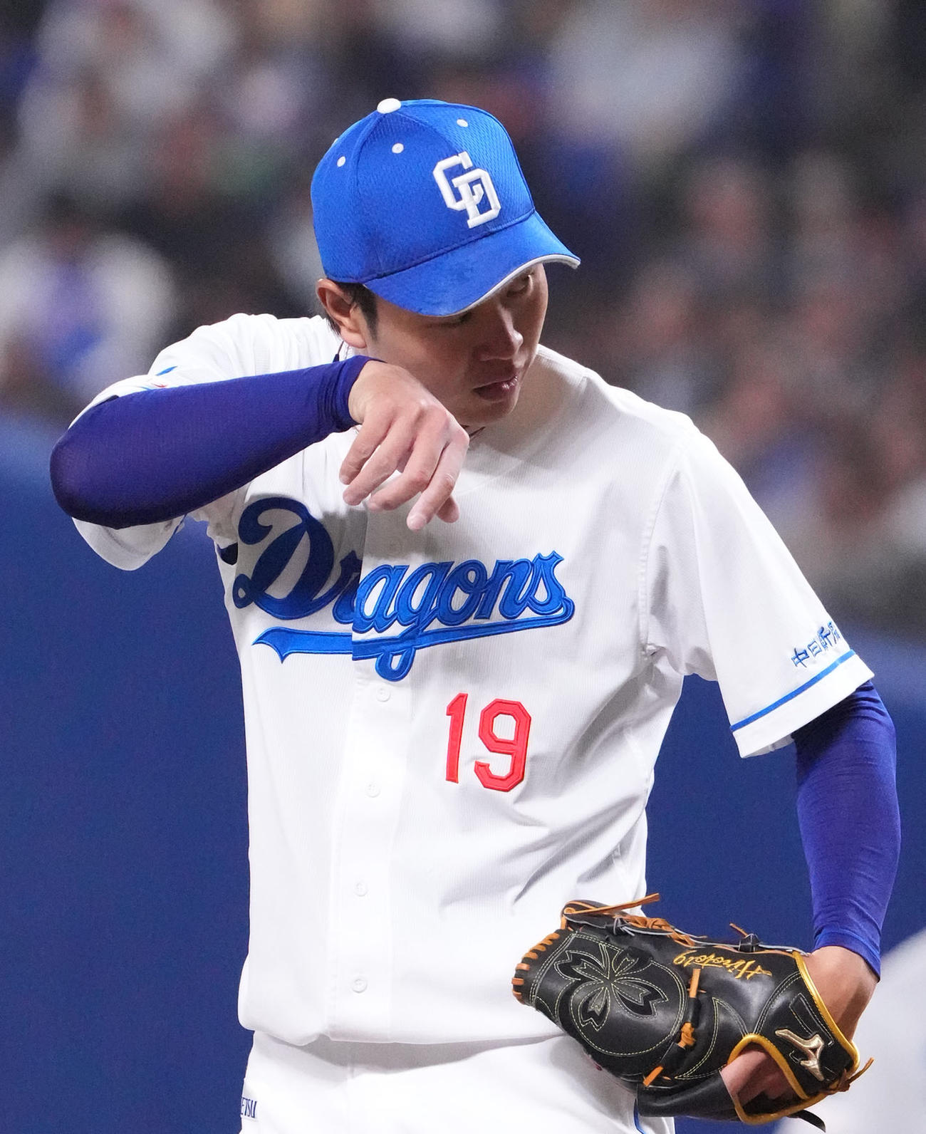 中日対ヤクルト　3回表ヤクルト2死一、二塁、マウンド上で汗を拭く高橋宏（撮影・森本幸一）