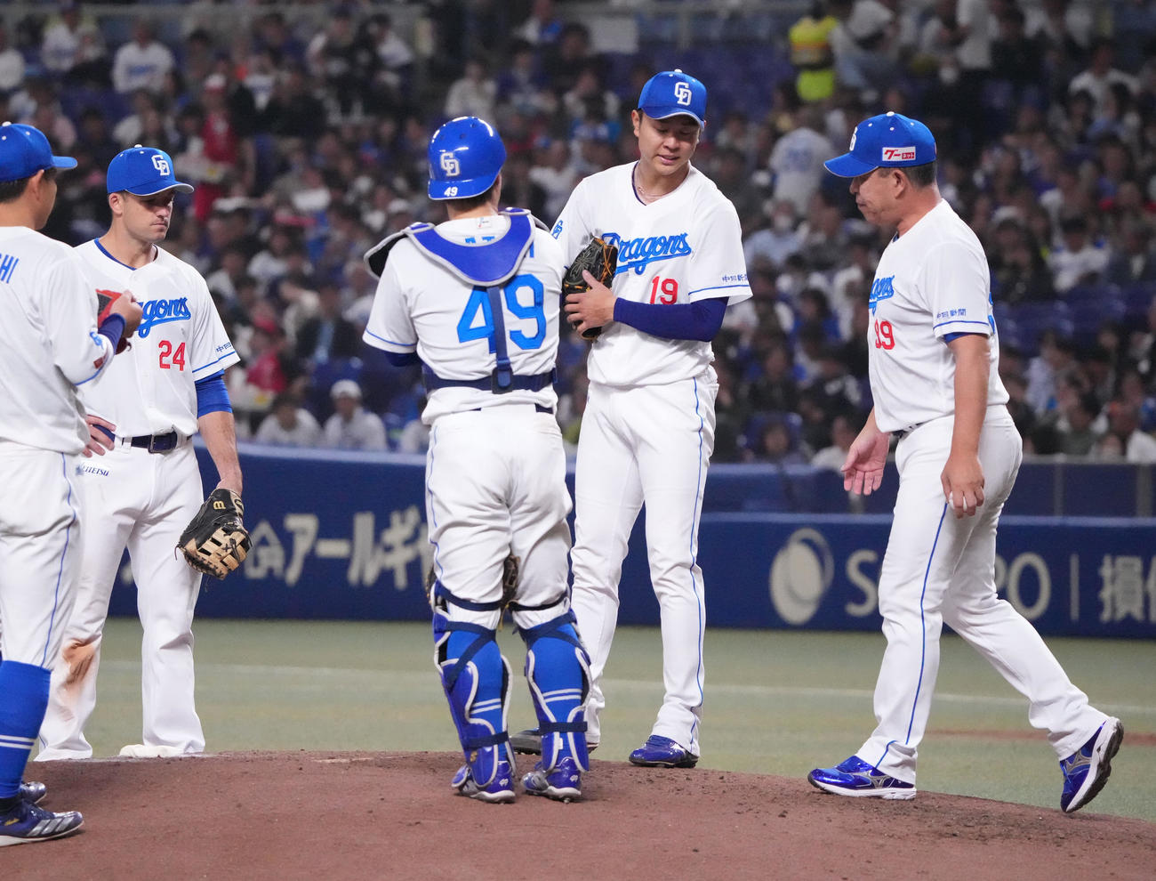 中日対ヤクルト　4回表ヤクルト1死満塁、マウンドを降りる高橋宏（右から2人目）右は井上監督（撮影・森本幸一）