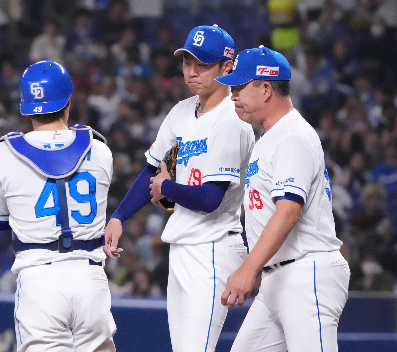 中日対ヤクルト　4回表ヤクルト1死満塁、マウンドを降りる高橋宏（中央）右は井上監督（撮影・森本幸一）