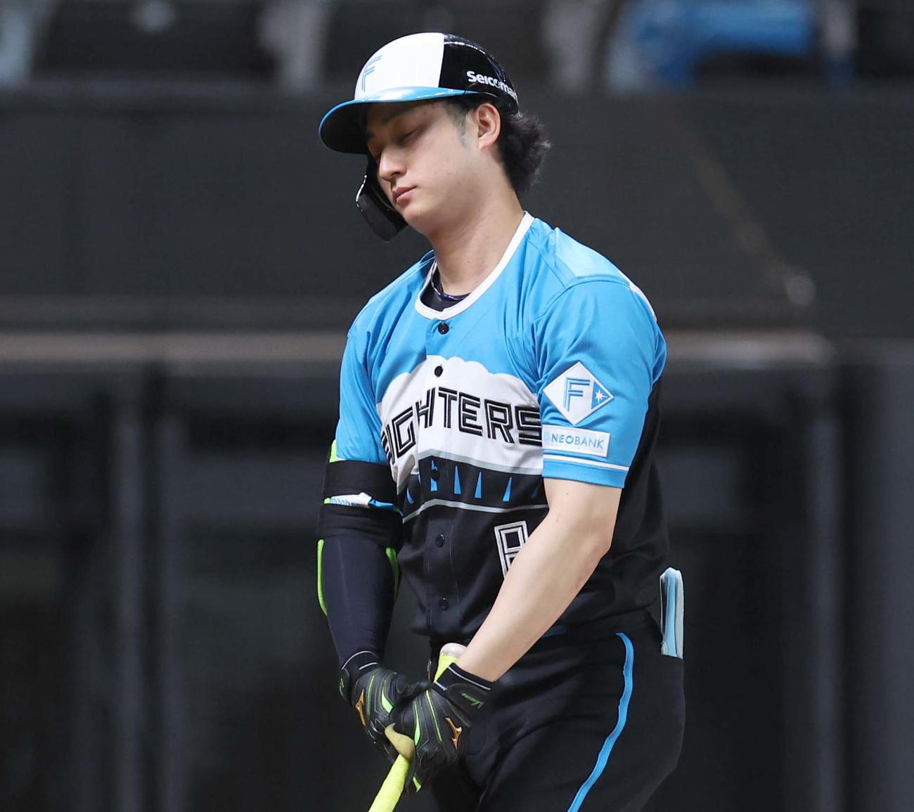 日本ハム対ロッテ　6回裏日本ハム無死一塁、三振に終わり渋い表情の浅間（撮影・黒川智章）