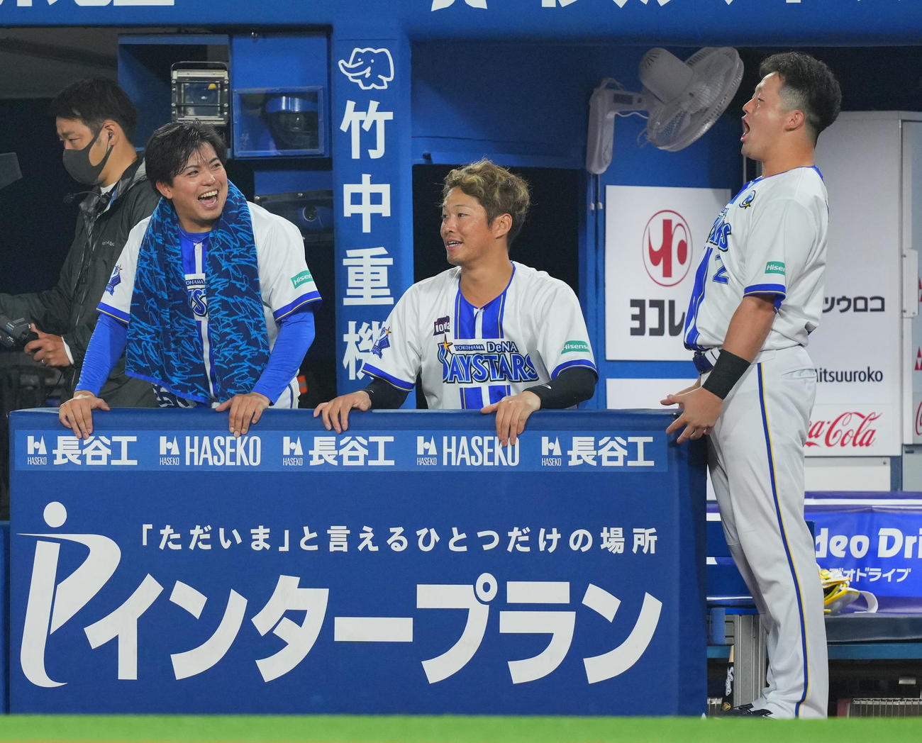 DeNA対広島　7回裏DeNA2死一、三塁、代打宮崎の打球を一塁手堂林が失策し得点を得て笑顔を見せる東（左）と京田（中央）と牧（撮影・垰建太）