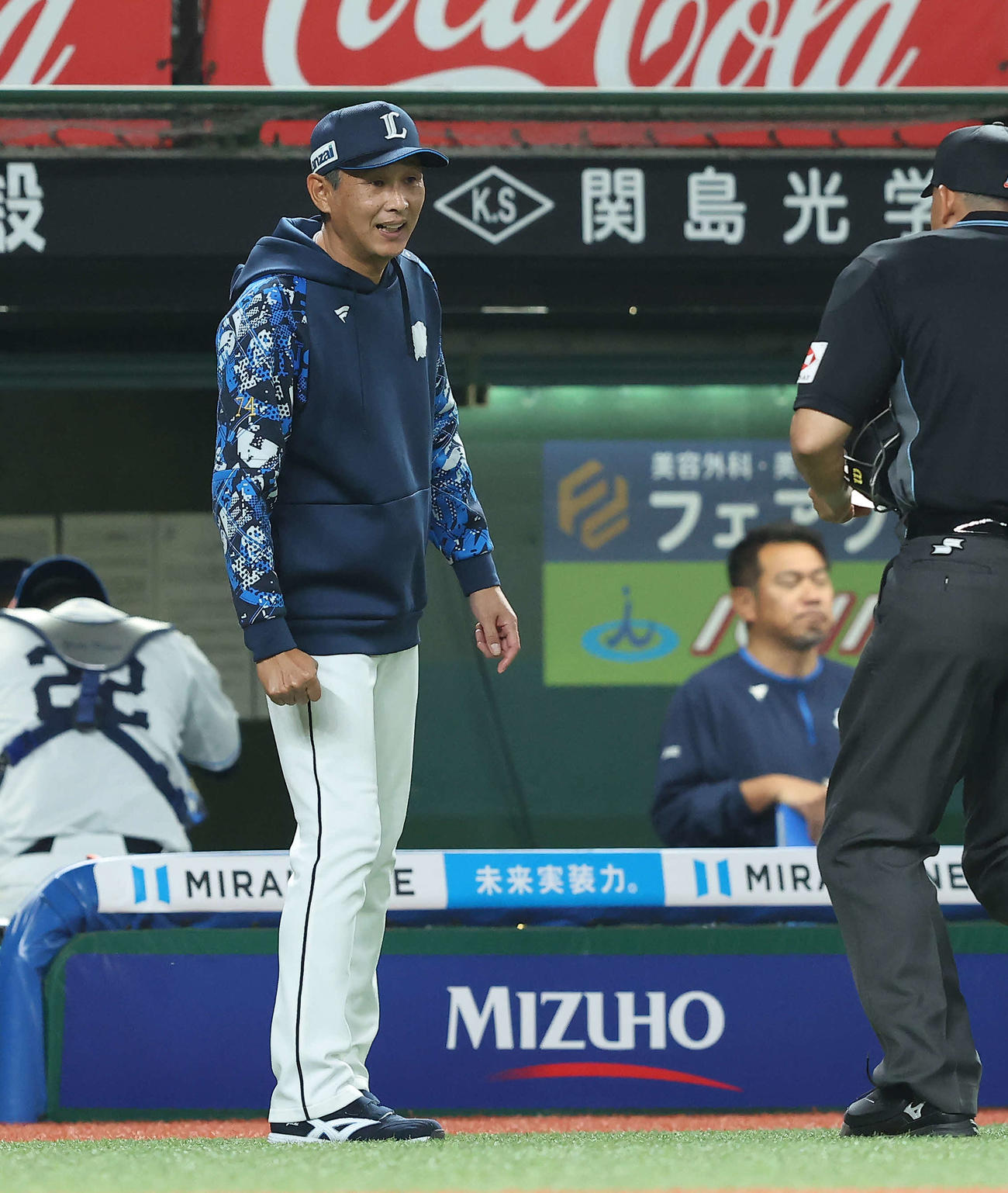 西武対オリックス　8回裏を終え、選手交代を告げる西口監督（撮影・河田真司）