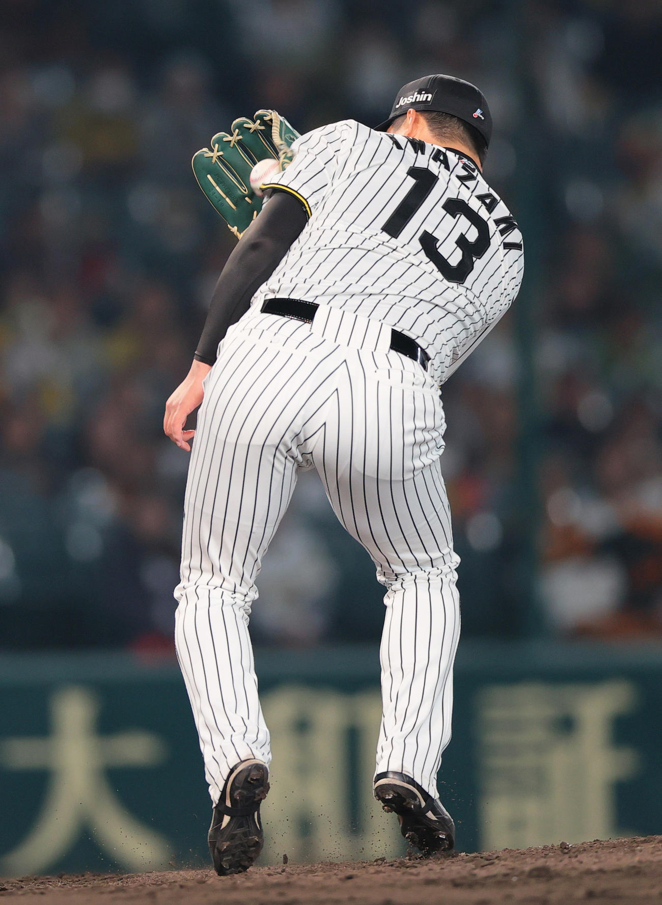 阪神対巨人　9回表巨人無死一塁、岩崎は岡本の投ゴロを好捕し併殺に仕留める（撮影・上山淳一）