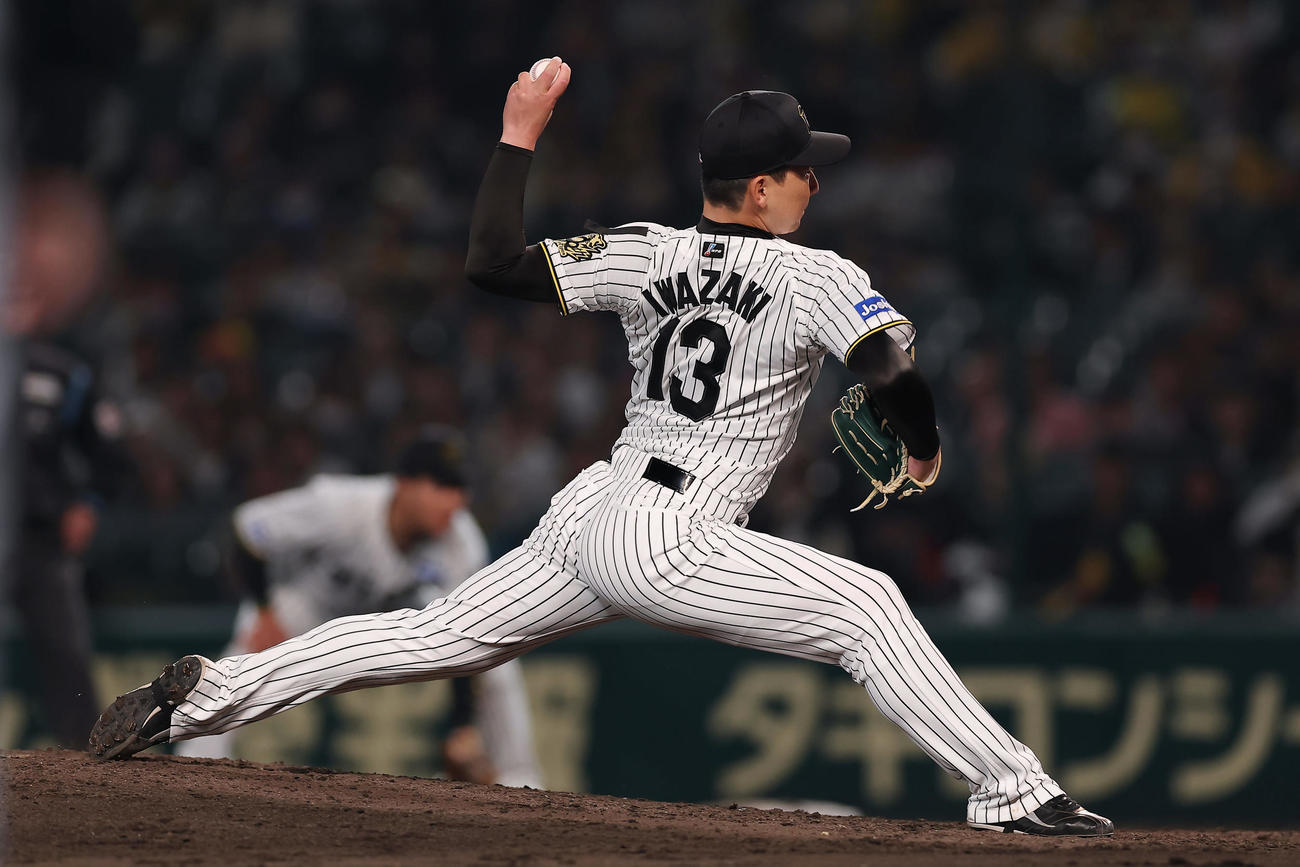 阪神対巨人　9回を締めた阪神岩崎（撮影・前田充）