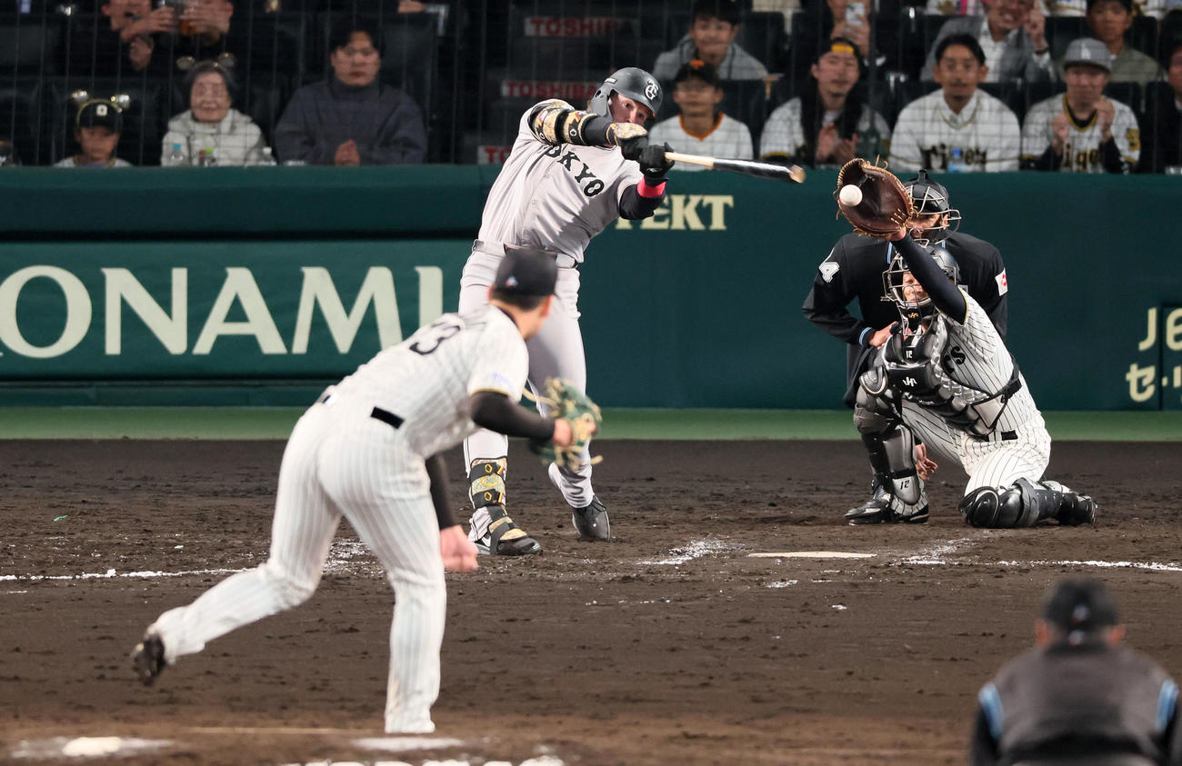 阪神対巨人　9回表巨人2死一塁、キャベッジは三振に倒れ試合終了。投手岩崎（撮影・加藤哉）