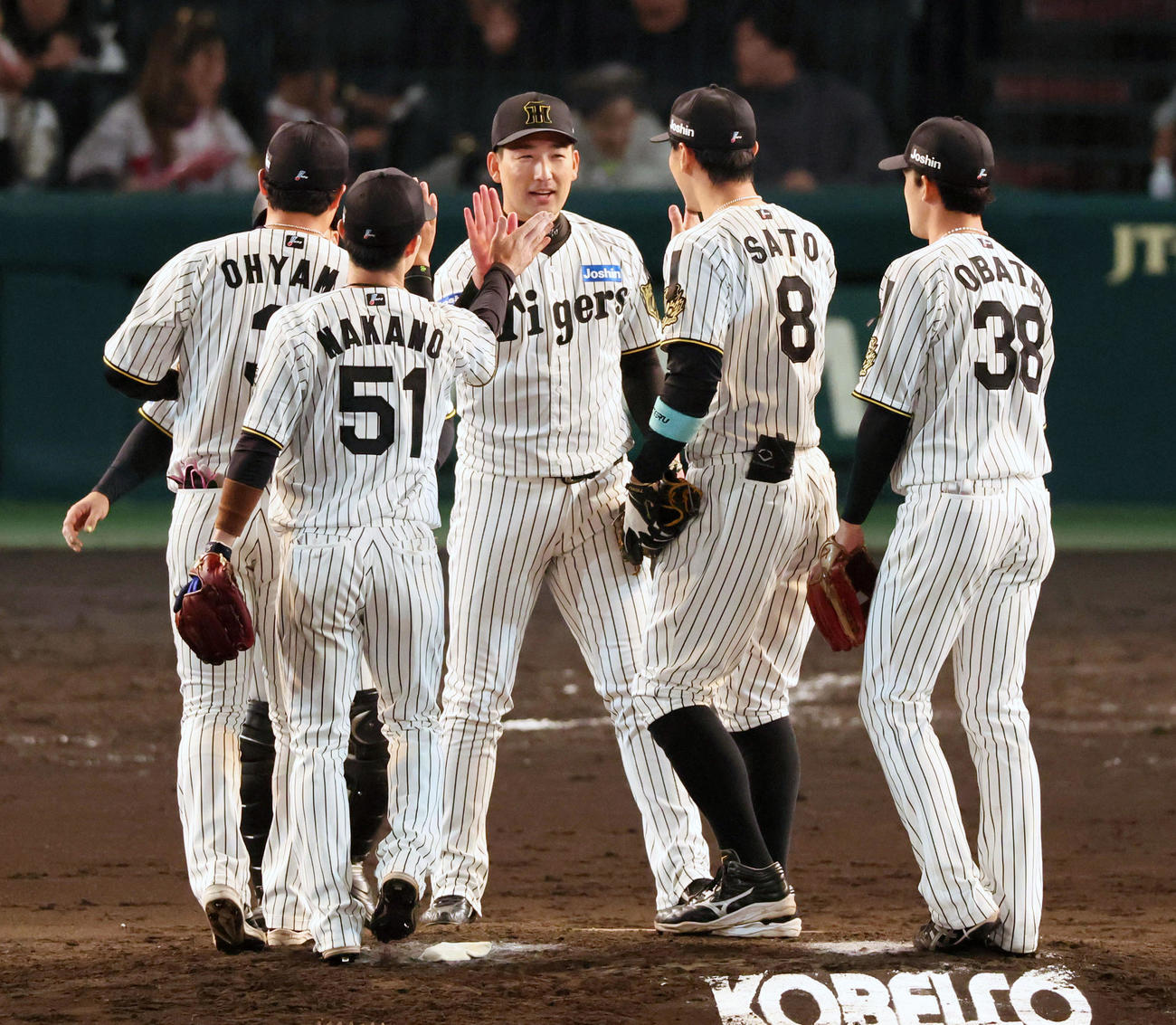 阪神対巨人　9回表巨人2死一塁、キャベッジを三振に仕留めナインとマウンドでタッチする岩崎（撮影・加藤哉）
