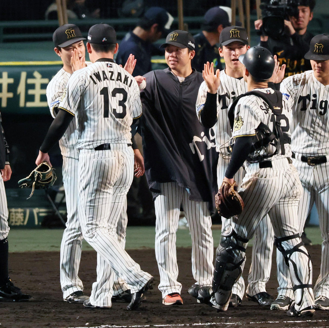 阪神対巨人　巨人に勝利し岩崎（左）からウイニングボールを手渡される村上（撮影・加藤哉）