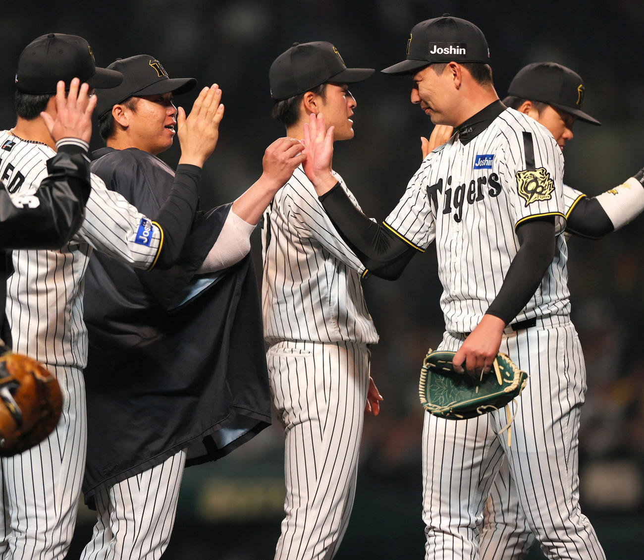 阪神対巨人　巨人に勝利し、阪神岩崎（右から2人目）はウイニングボールを村上（左から2人目）に渡す（撮影・上山淳一）