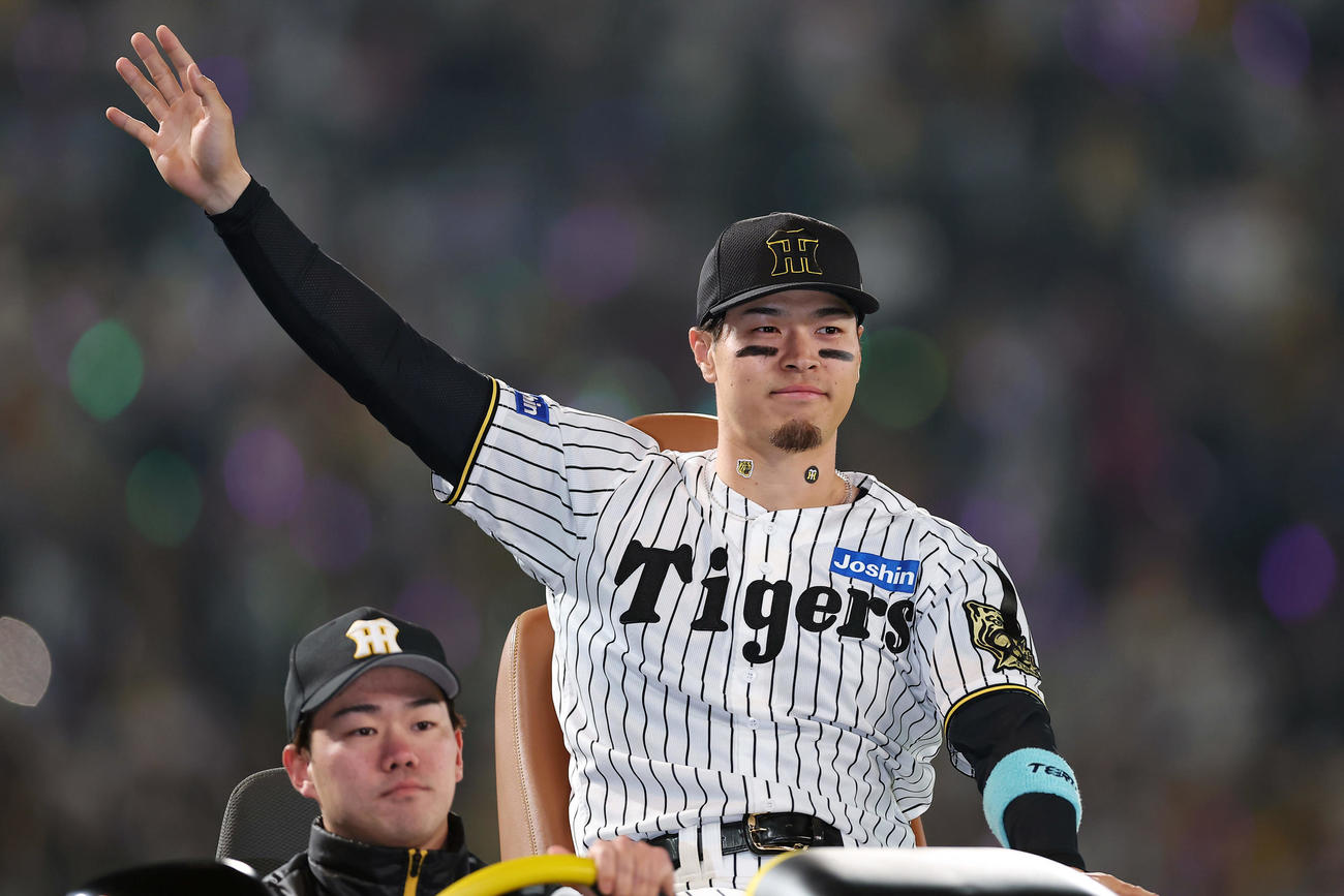 阪神対巨人　巨人に勝利し、ファンに手を振る阪神佐藤輝（撮影・前田充）