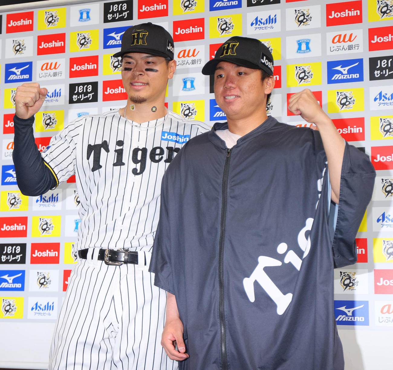 阪神対巨人　巨人に勝利し、写真に納まる阪神佐藤輝（左）と村上（撮影・上山淳一）