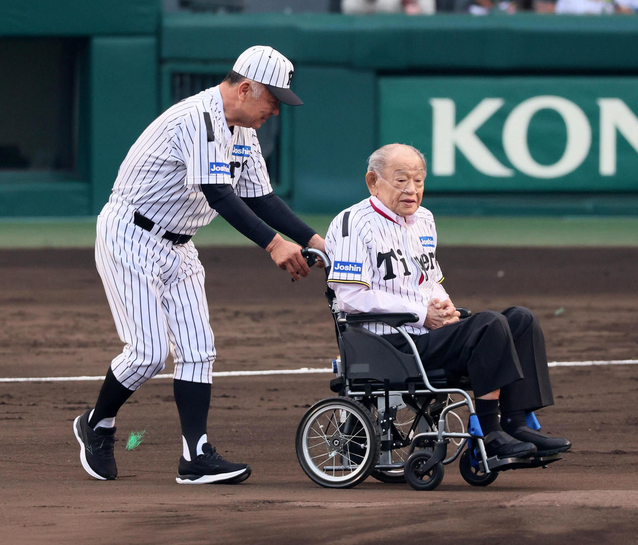 阪神対巨人　阪神球団創設90周年のレジェンズデー企画でファーストピッチセレモニーを行うため江夏氏（右）の車椅子を押す掛布氏（撮影・加藤哉）