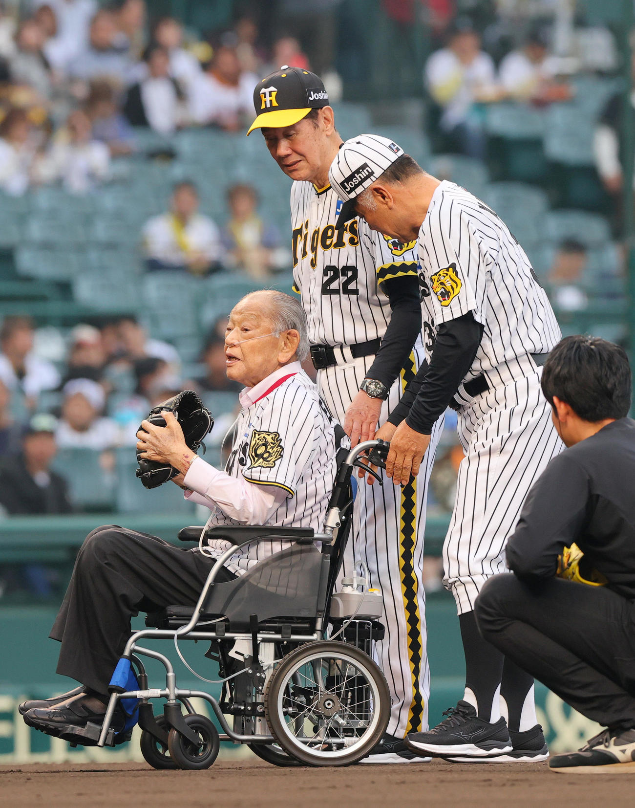 阪神対巨人　ファーストピッチセレモニーを行った、左から阪神OB江夏氏、田淵氏、掛布OB会長（撮影・上山淳一）