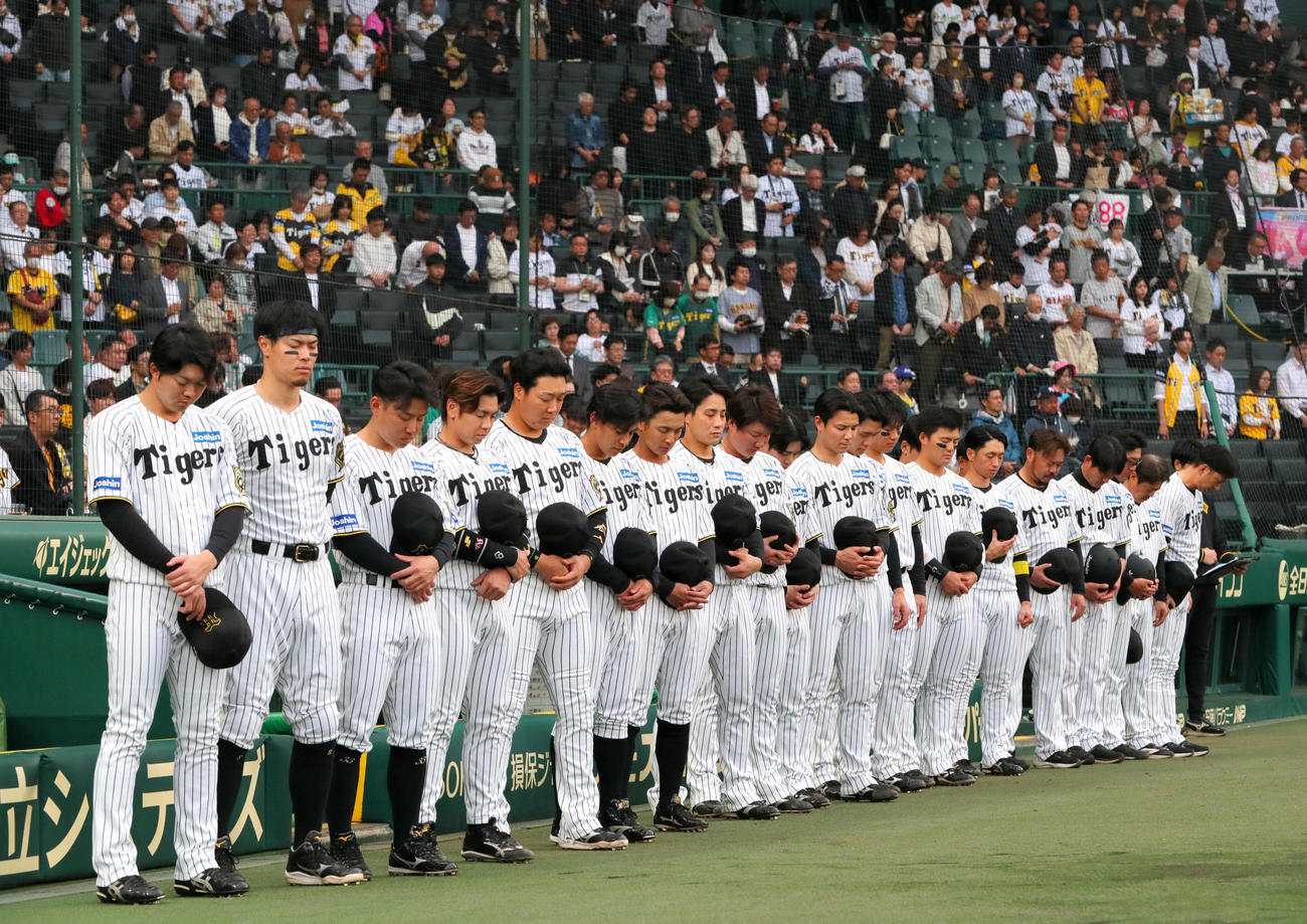 阪神対巨人　試合前、小山正明氏の死を悼み黙とうを捧げる阪神ナイン（撮影・上山淳一）