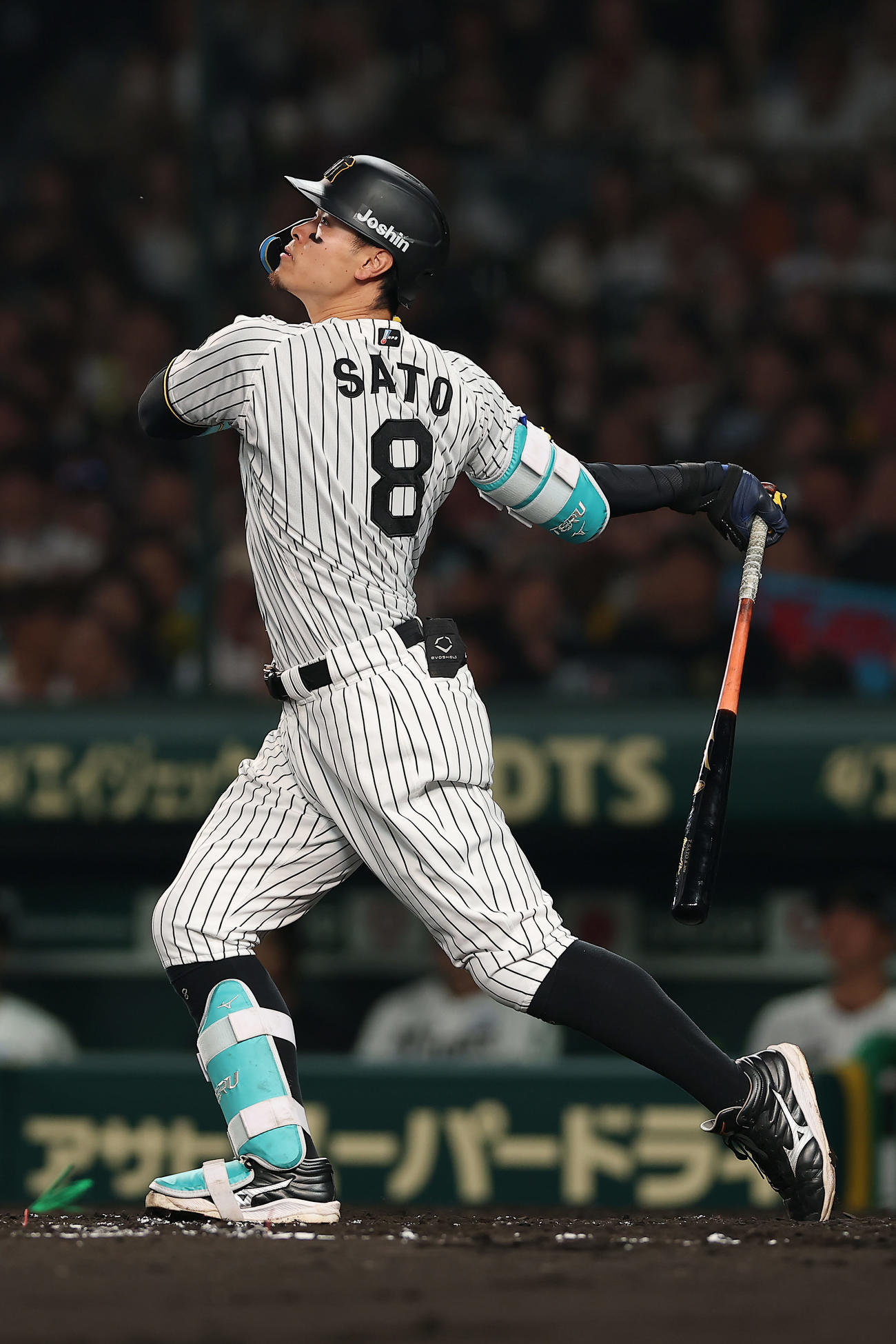 阪神対巨人　3回裏阪神1死一、二塁、中越え3点本塁打を放つ佐藤輝（撮影・前田充）