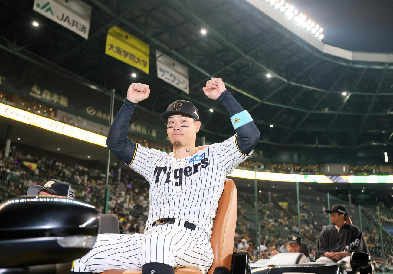 阪神対巨人　巨人に勝利しファンの声援に応える阪神佐藤輝（手前）と村上（撮影・上山淳一）