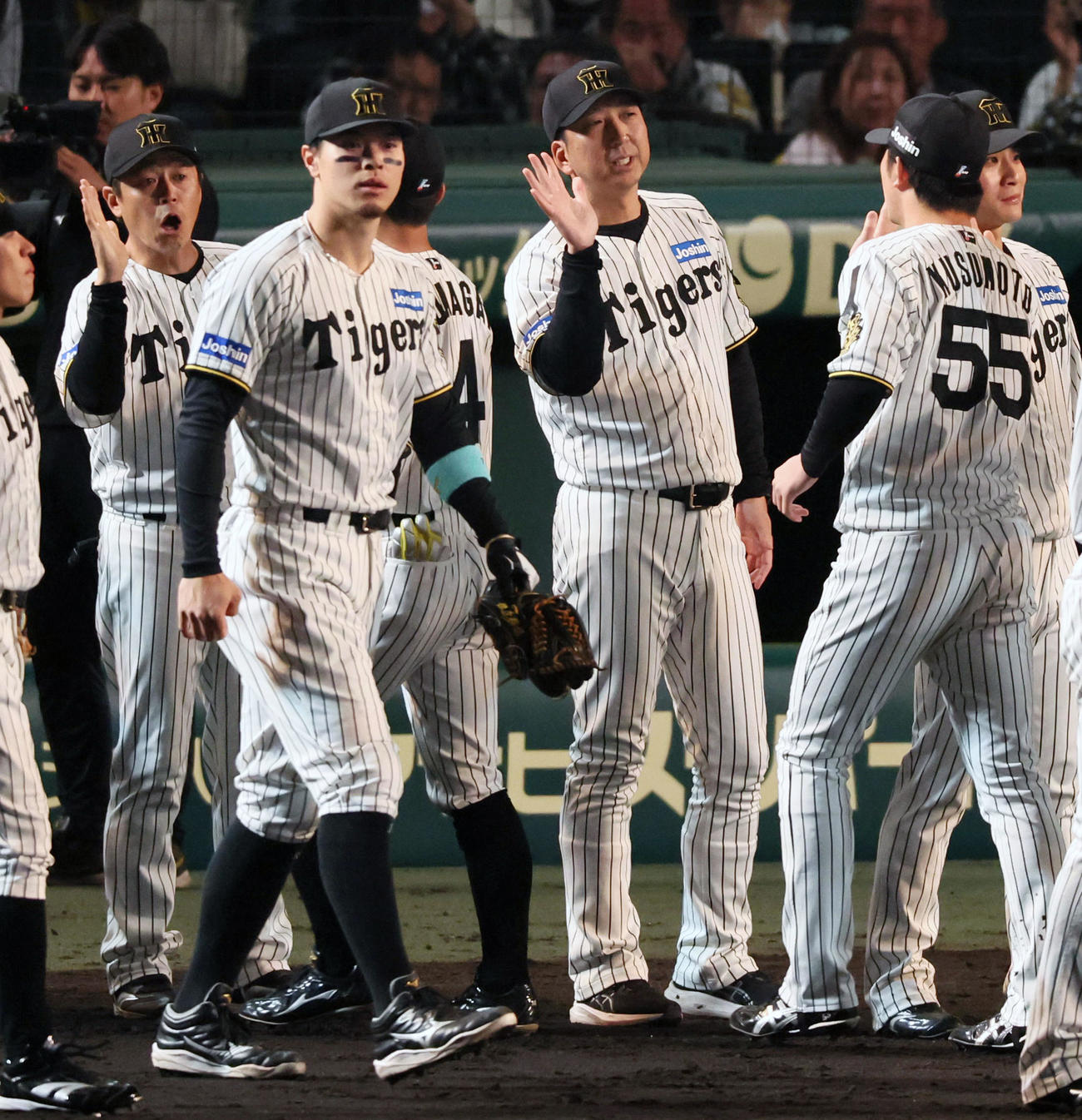 阪神対巨人　巨人に勝利しナインを迎える藤川監督。左は佐藤輝（撮影・加藤哉）