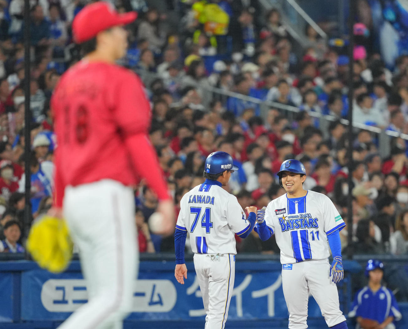 DeNA対広島　3回裏DeNA2死一、二塁、度会の左前打で三塁に進み笑顔を見せる東（右）（撮影・垰建太）