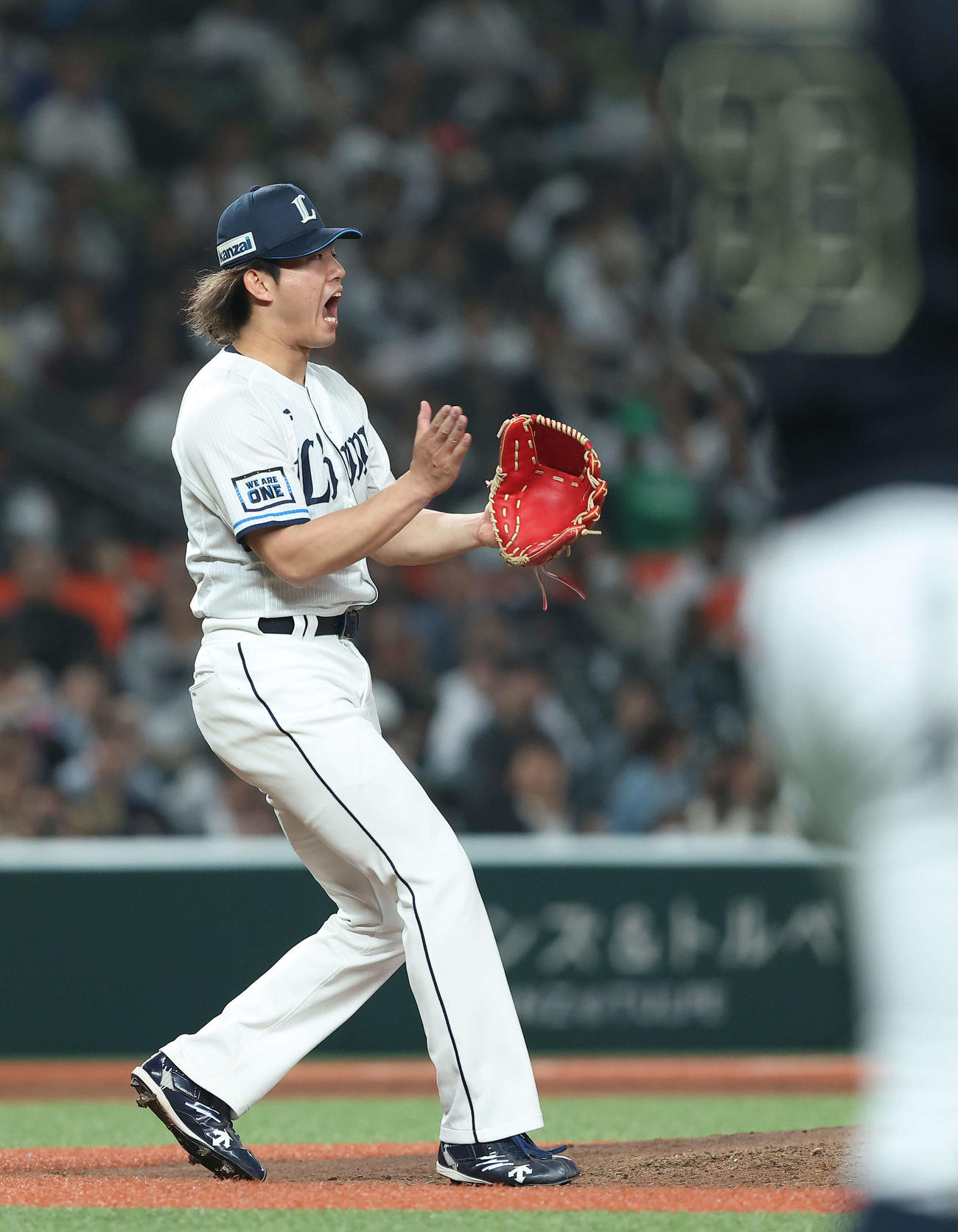 西武対オリックス　4回表オリックス2死二塁、ディアスを空振り三振に仕留めグラブをたたく今井（撮影・河田真司）