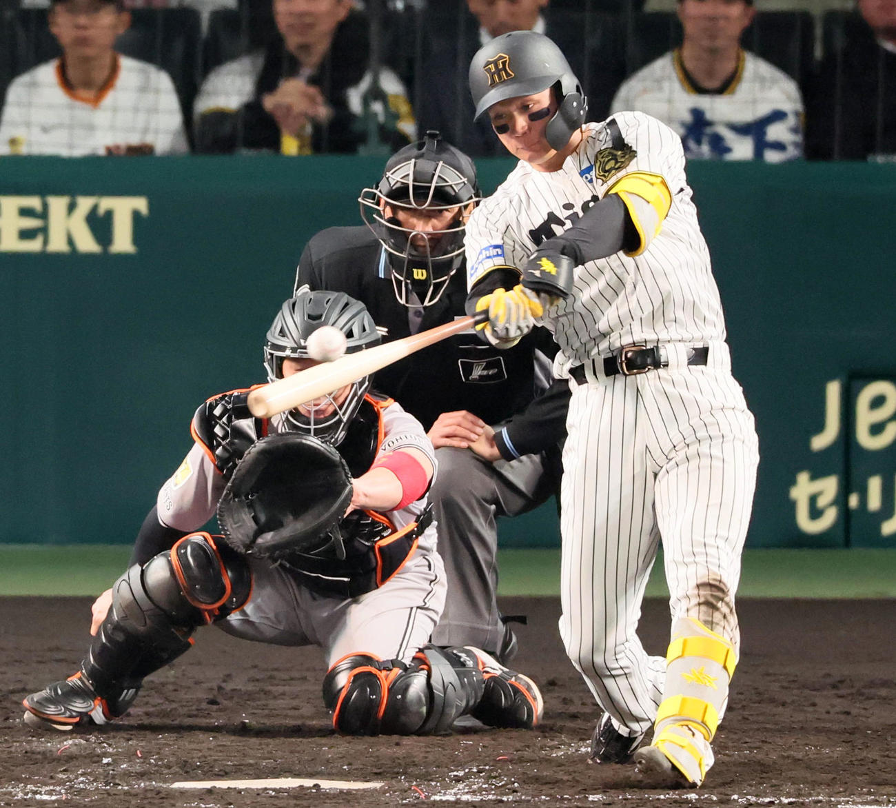 阪神対巨人　5回裏阪神1死、森下は左前打を放つ（撮影・加藤哉）