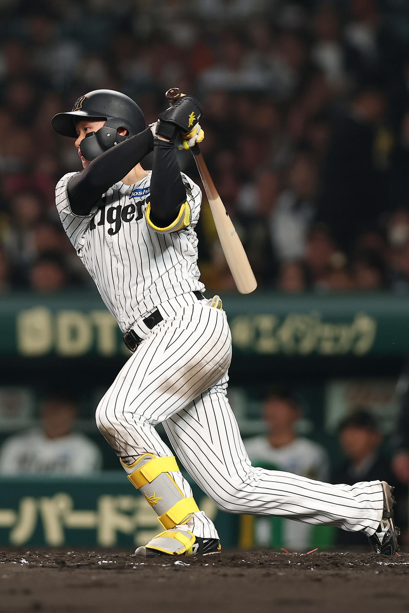 阪神対巨人　3回裏阪神1死一塁、中前打を放つ森下（撮影・前田充）