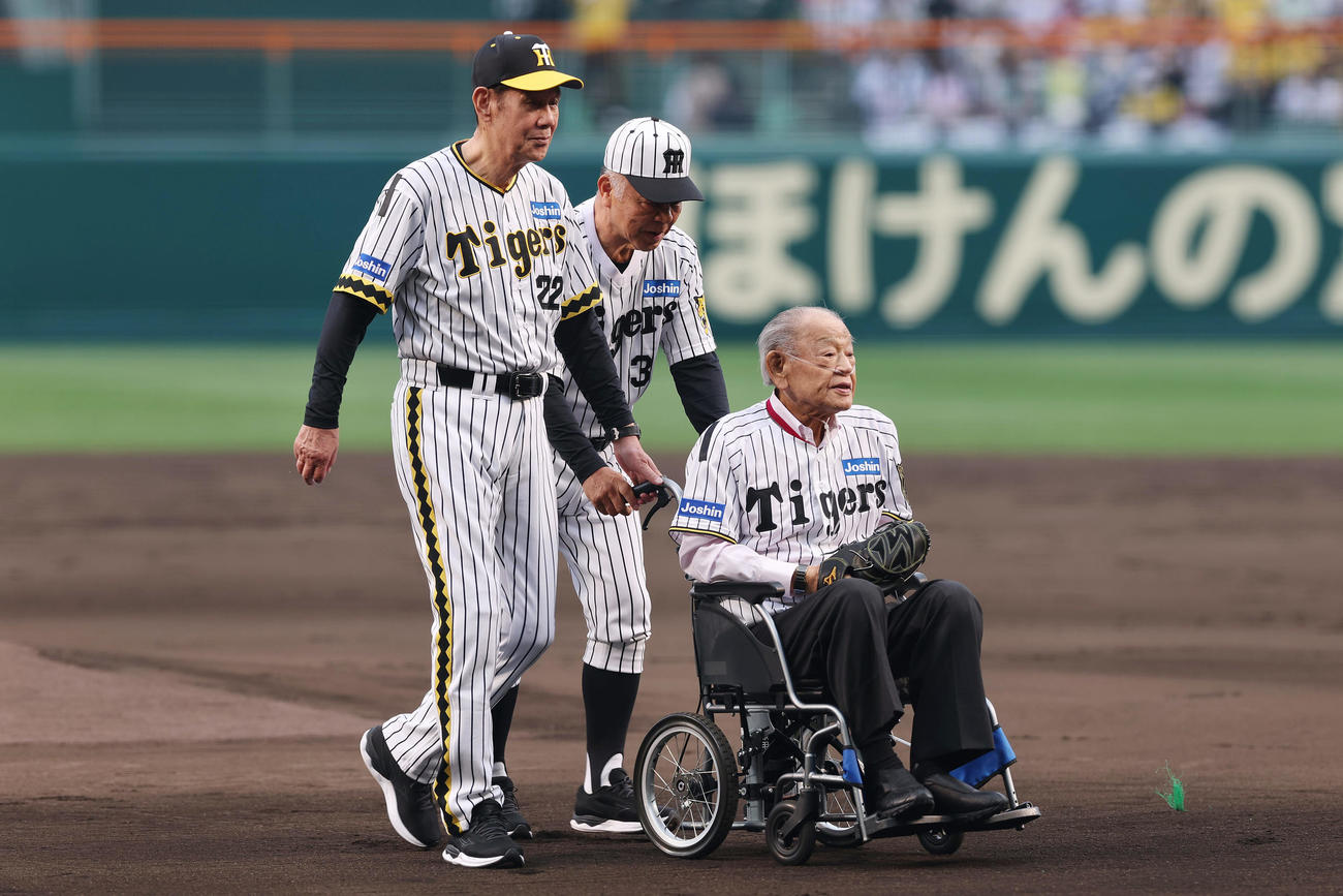阪神対巨人　ファーストピッチセレモニーを務めた、左から田淵氏、掛布氏、江夏氏（（撮影・前田充）