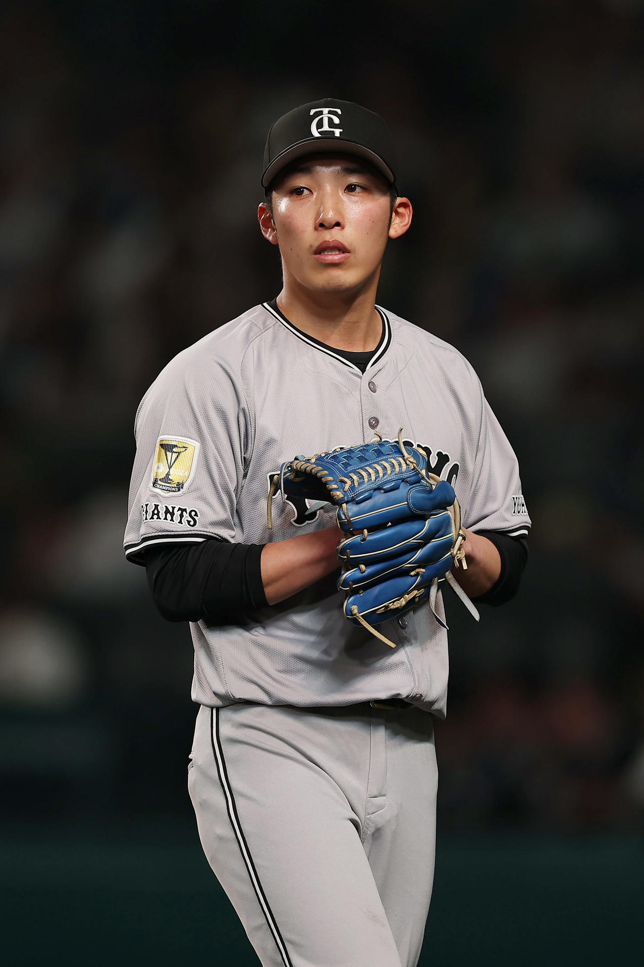阪神対巨人　3回裏を投げ終え、悔しそうにベンチへ戻る巨人赤星（撮影・前田充）