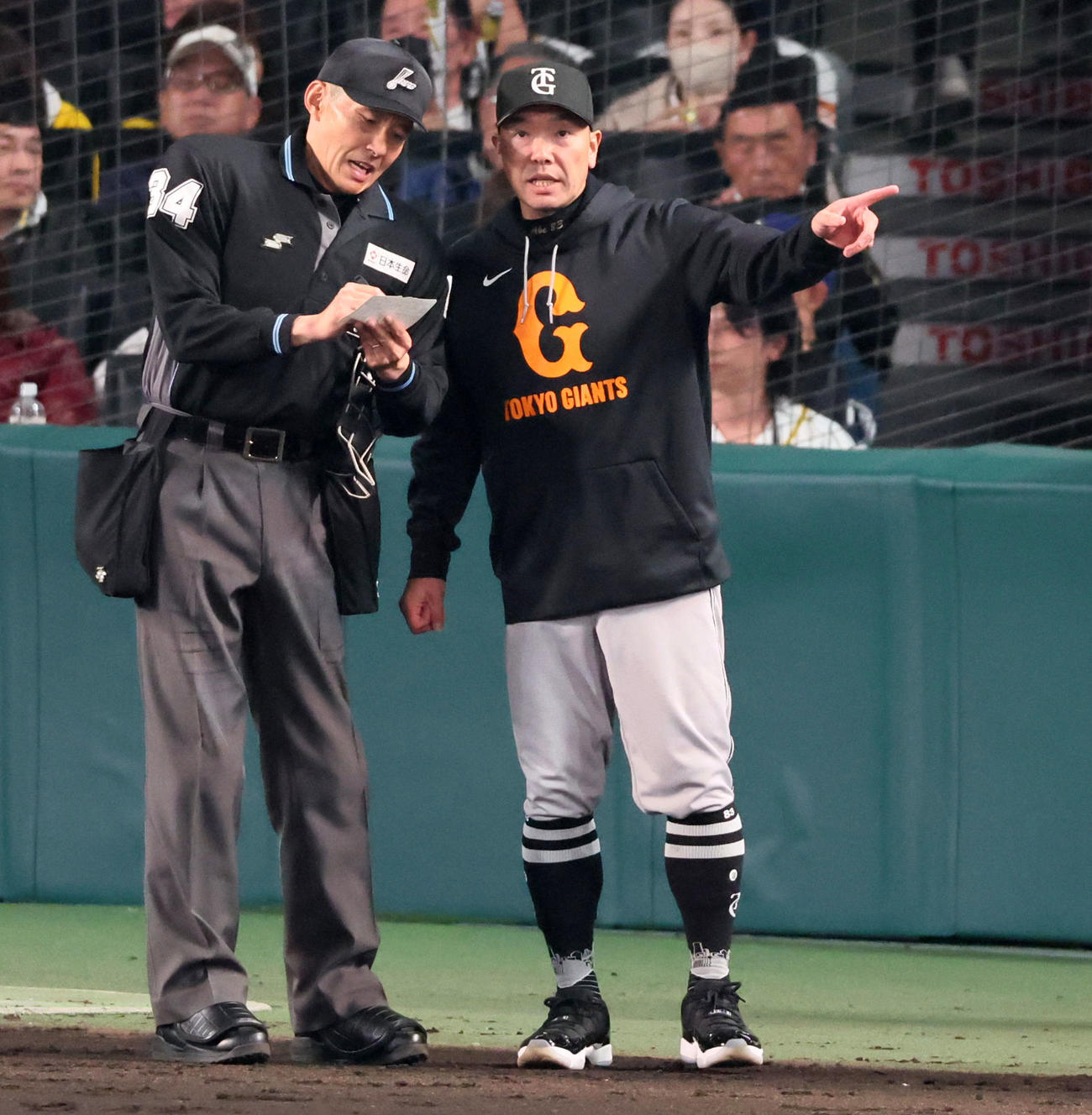 阪神対巨人　5回表を終え選手交代を告げる阿部監督（撮影・加藤哉）