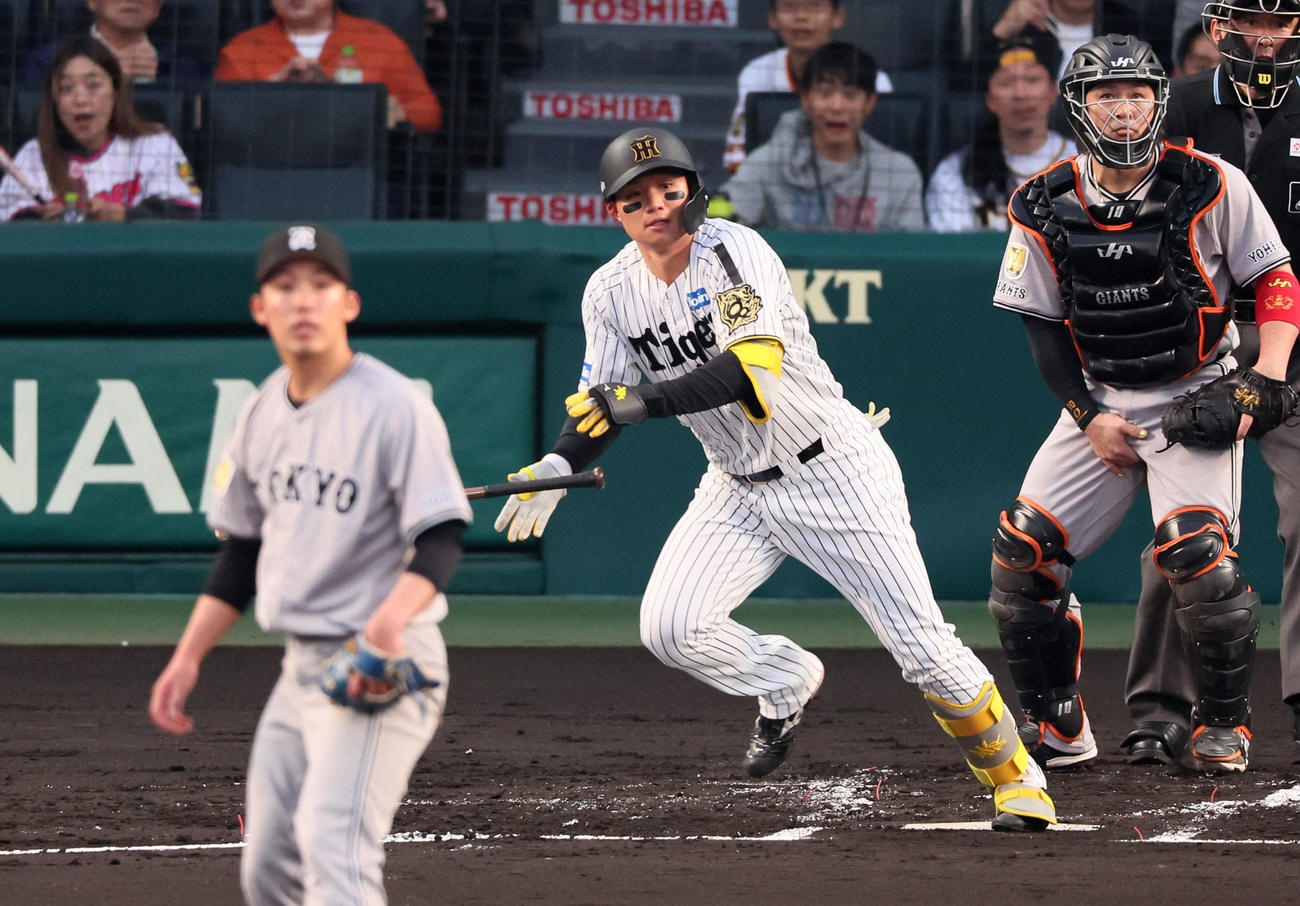 阪神対巨人　1回裏阪神1死一塁、森下は中前打を放つ。投手赤星（撮影・加藤哉）